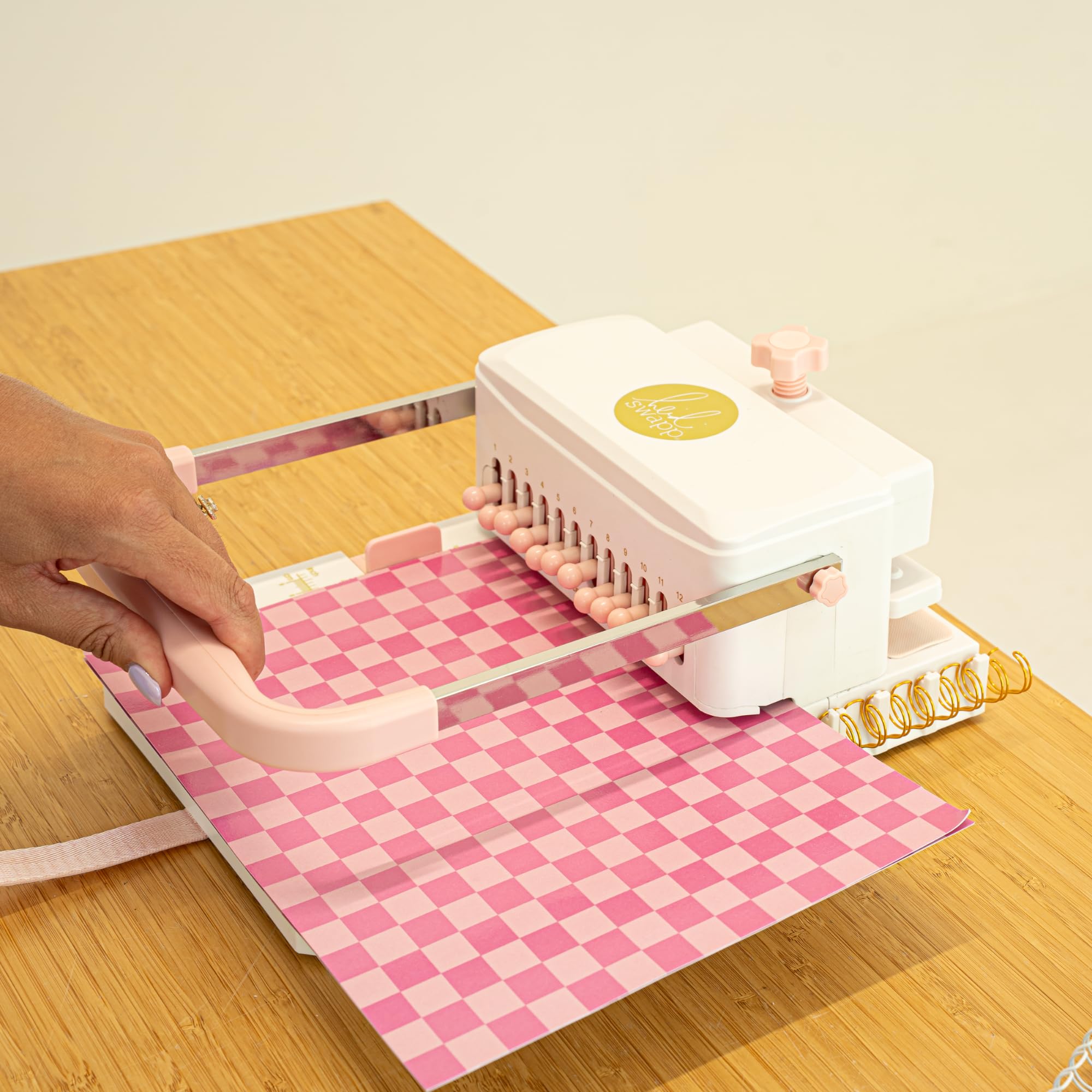 Heidi Swapp Bastelbindemaschine – DIY Twin-Loop Wire Book Binder für Planer, Tagebücher & Fotobücher | Enthält 20 Drähte, 4 Bücherbretter & Zange | Bindet A4, A5, A6, A7 & Brief | 27-teiliges Set