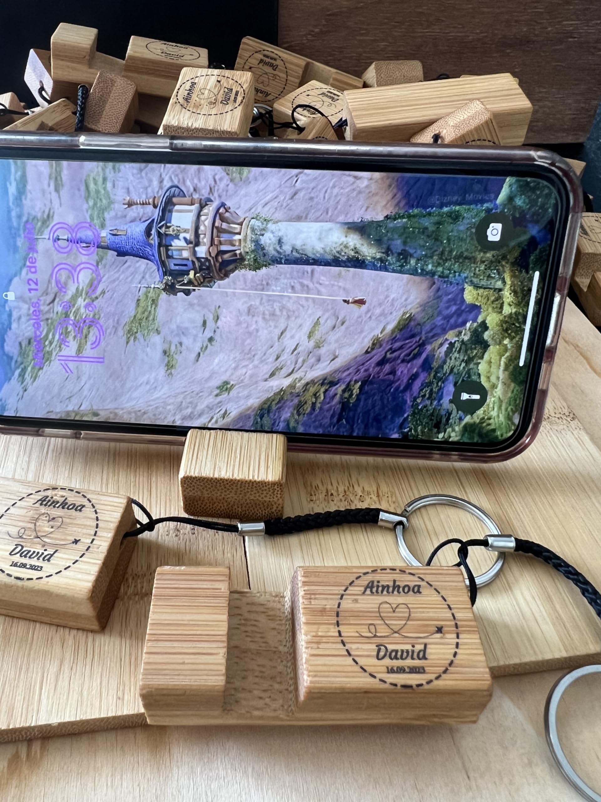 Uvimark - Set 25 Llaveros Personalizados Soporte Móvil Madera para Eventos