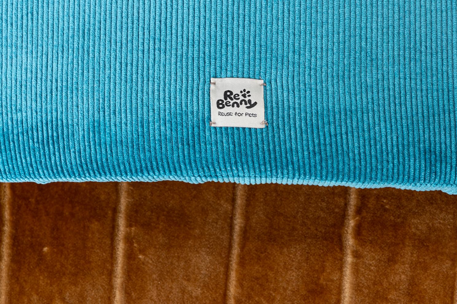 Cuccia a Tana per Cani Piccoli e Gatti – Effetto Rifugio Morbido e Avvolgente – Letto a Forma di Ciabatta – Lavabile in lavatrice– Made in Italy – Tessuti Riciclati