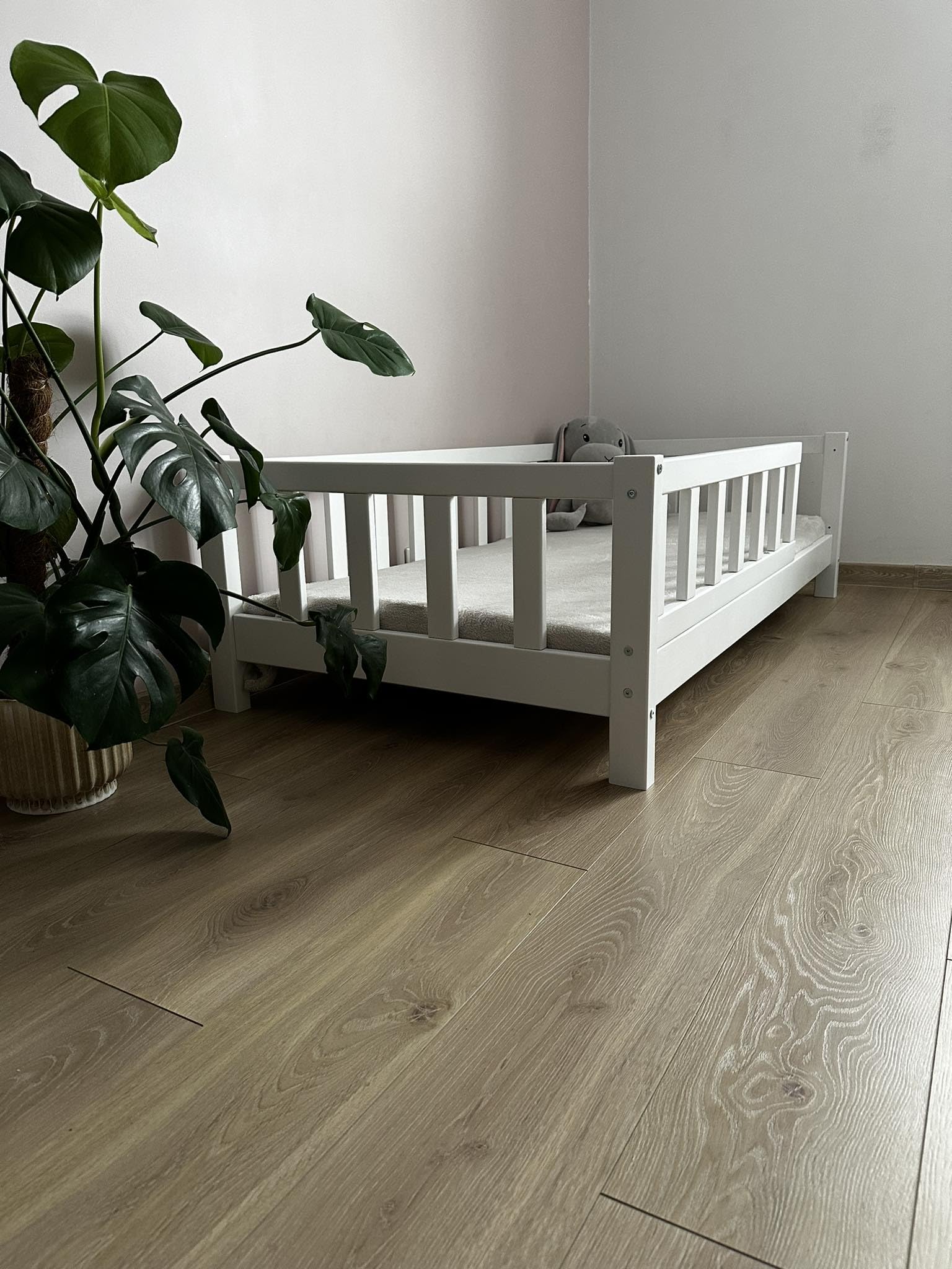 Alije Kinderbett Bett mit Rausfallschutz 90x140 Weiß Leo Lattenrost Bettgestell aus Kiefer Holz für Haus Kinder Jungen & Mädchen - Holzbett Baby Kinderzimmer Junge Deko