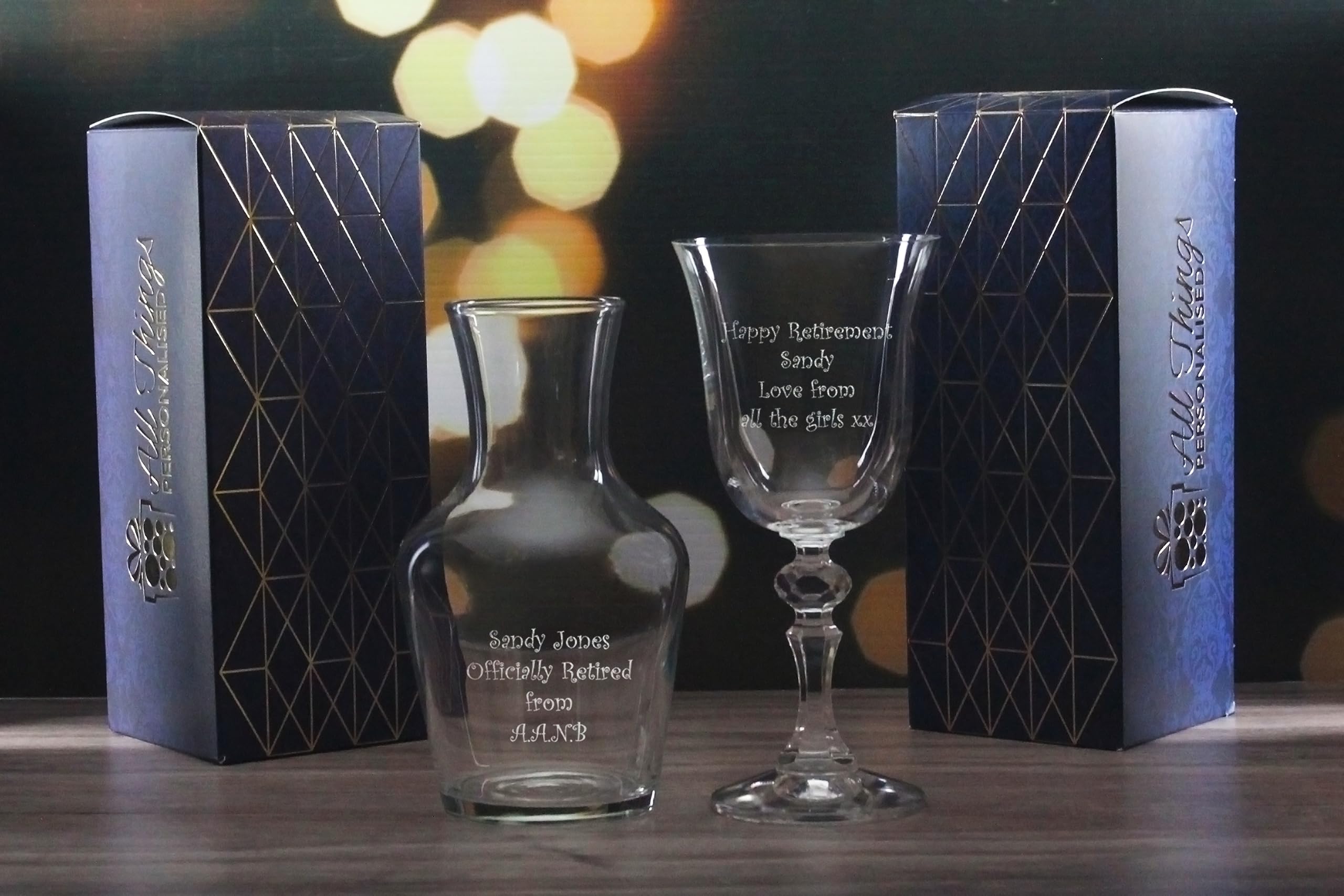 Juego de 2 copas de vino de jazmín de cristal grabado personalizado y juego de jarra Vin de 500 ml, personaliza con cualquier mensaje para cualquier ocasión, estiliza a partir de una variedad de