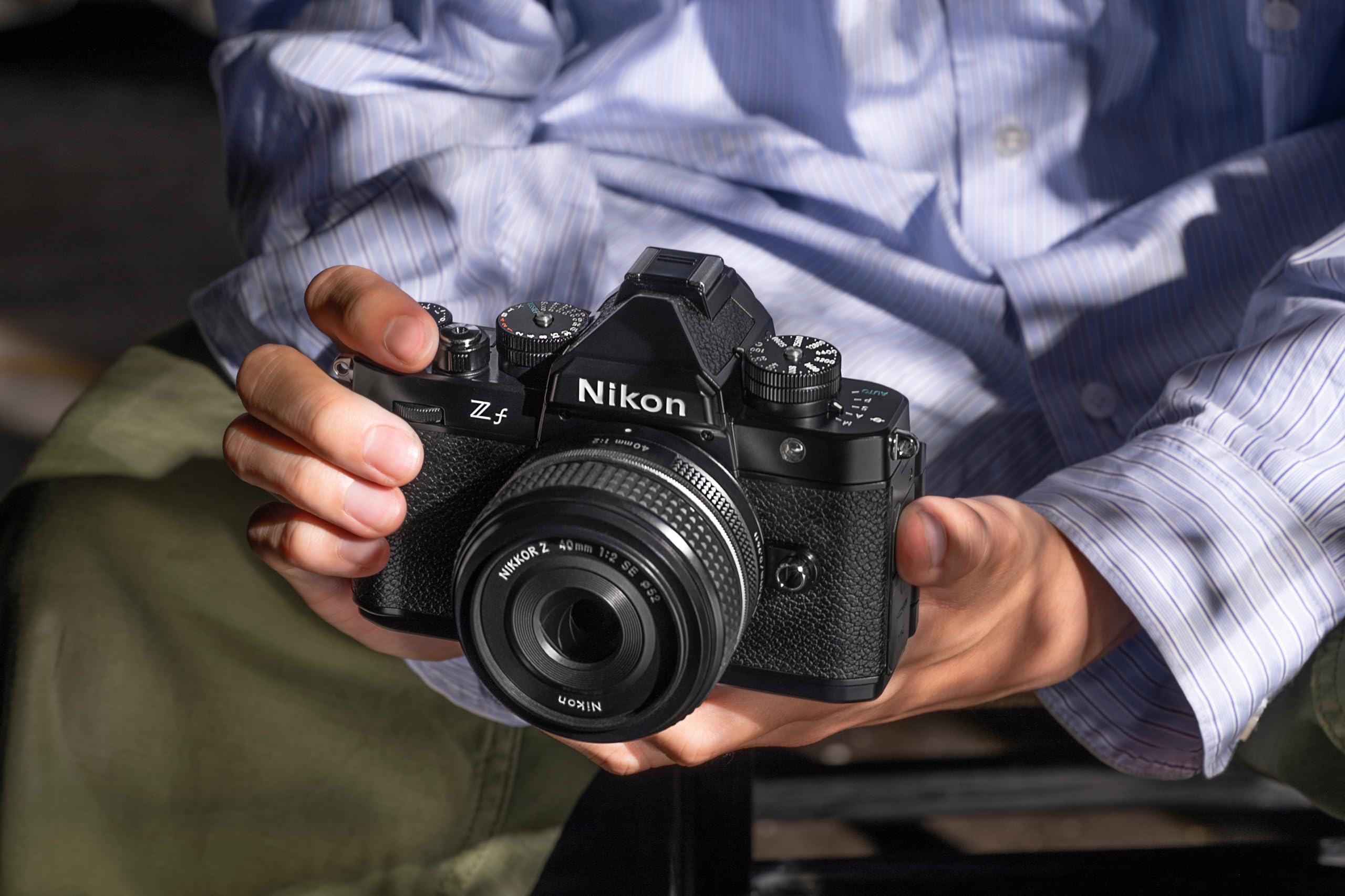Nikon Zf + 24-70mm f/4 S + SDXC 128GB, Fotocamera Mirrorless, Full Frame, 24,5 MP, Monitor Angolazione Variabile [Nital V.I.P.: 6 anni di garanzia]