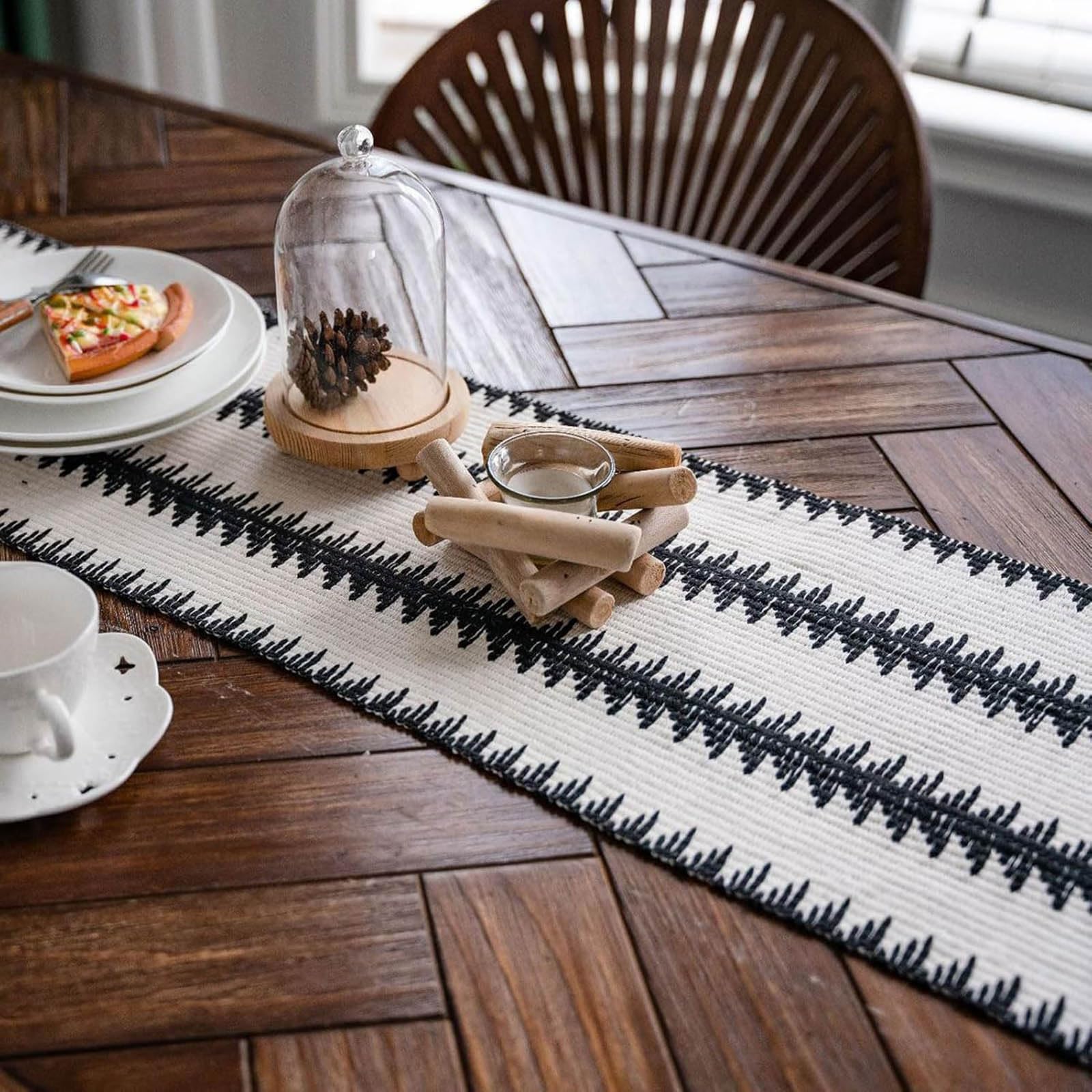 Chemin de table en coton et lin avec pompons à la main - Motif cœur rouge ou arbre noir et blanc - Style rustique bohème - Pour cuisine, décoration de table, intérieur ou fête - 120 x 30 cm