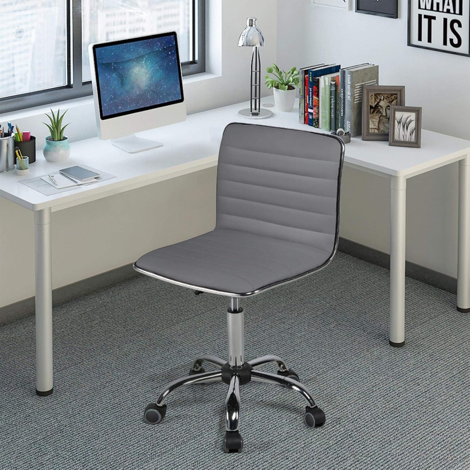 Close-up of the chair's casters with text indicating 'Quiet Rolling' and icons for sound off and circular motion.