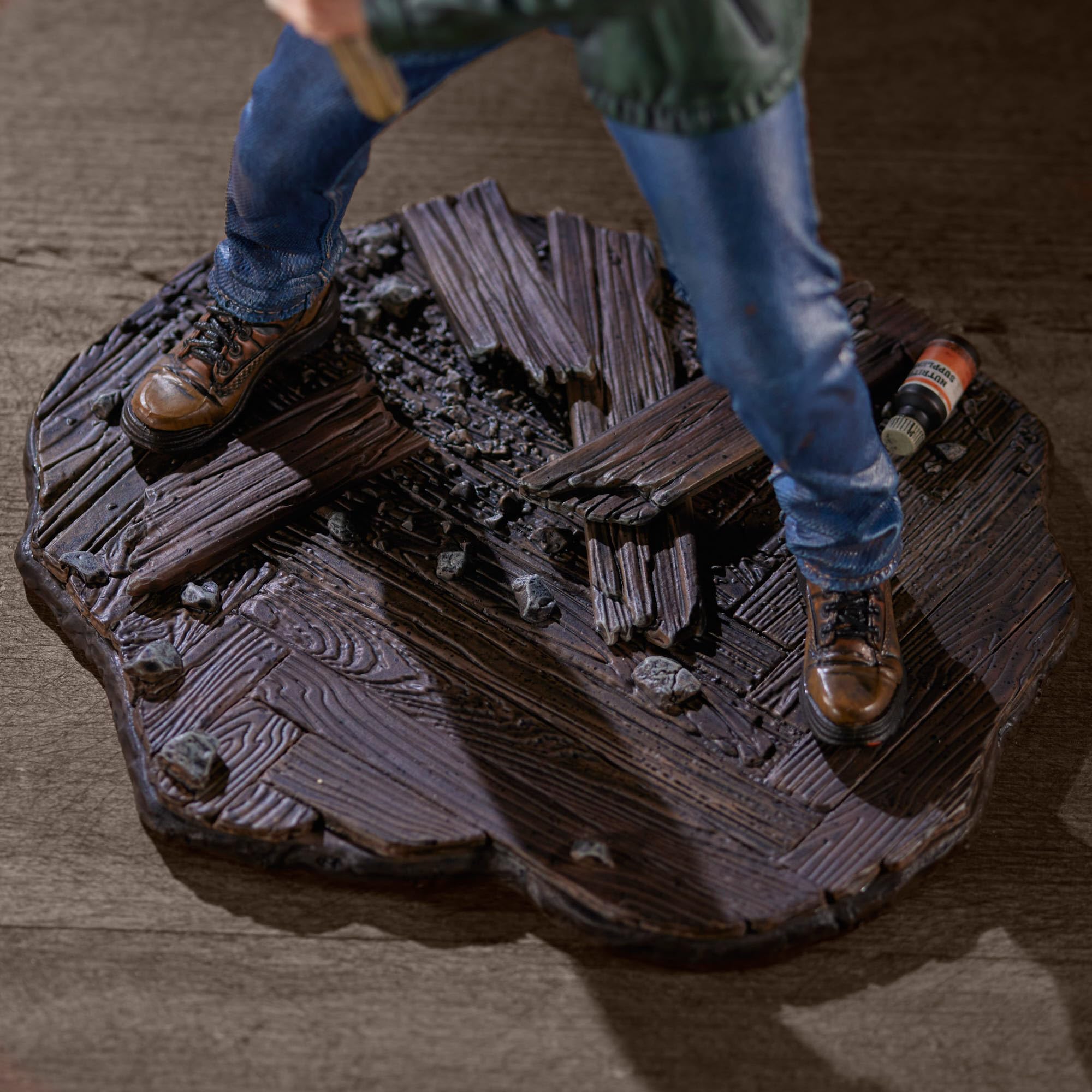 Numskull Silent Hill 2 Statua James Sunderland 23,5 cm – Merchandising Ufficiale Konami – Edizione Limitata Figura da Collezione | PVC dipinto a mano, altezza 23,5 cm, base arrugginita. Espositore da scrivania o mensPer collezionisti e fan di Silent Hill.