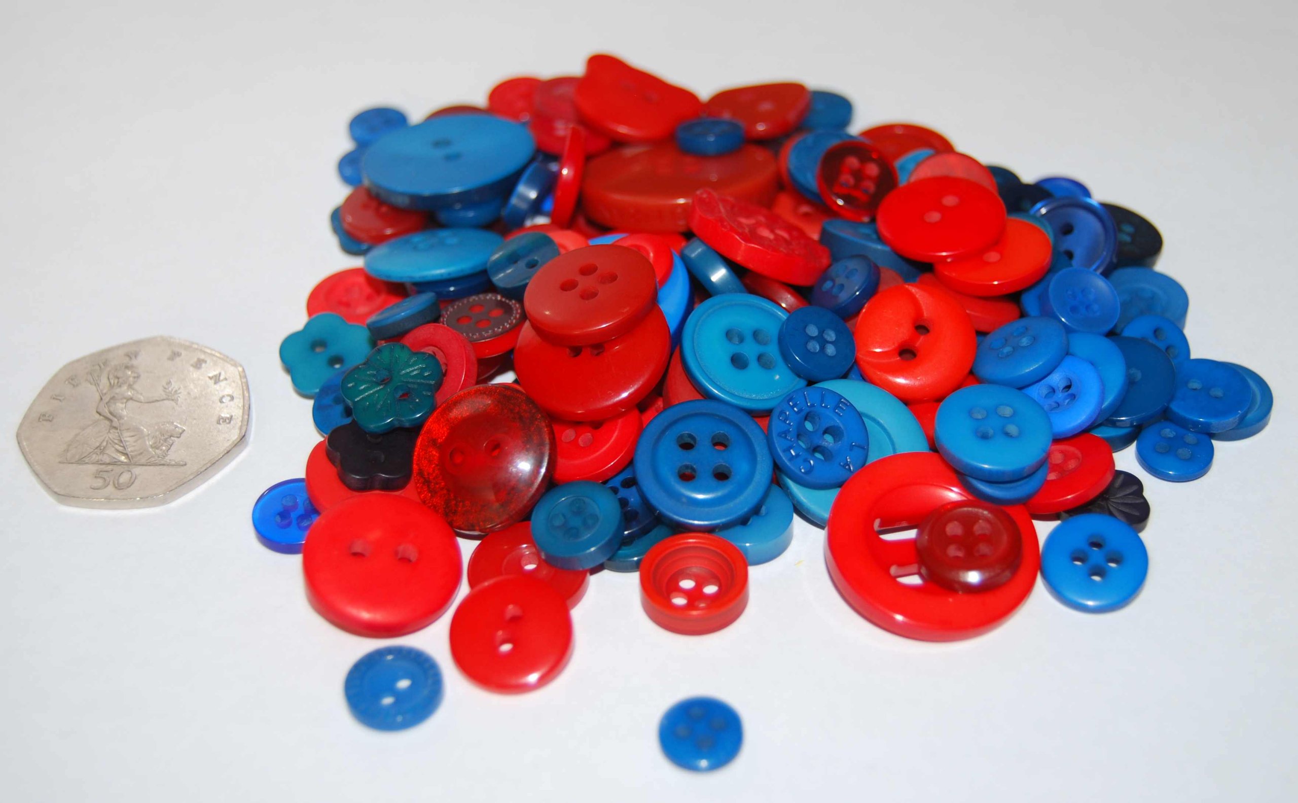 celloexpress Pack of 50g - RED & BLUE BUTTONS - Mixed Sizes of Various Red and Blue Buttons for Sewing and Crafting