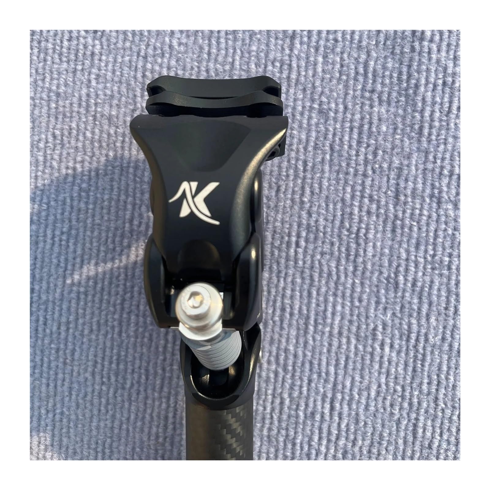 Reggisella for bicicletta con ammortizzatore a sospensione in fibra di carbonio