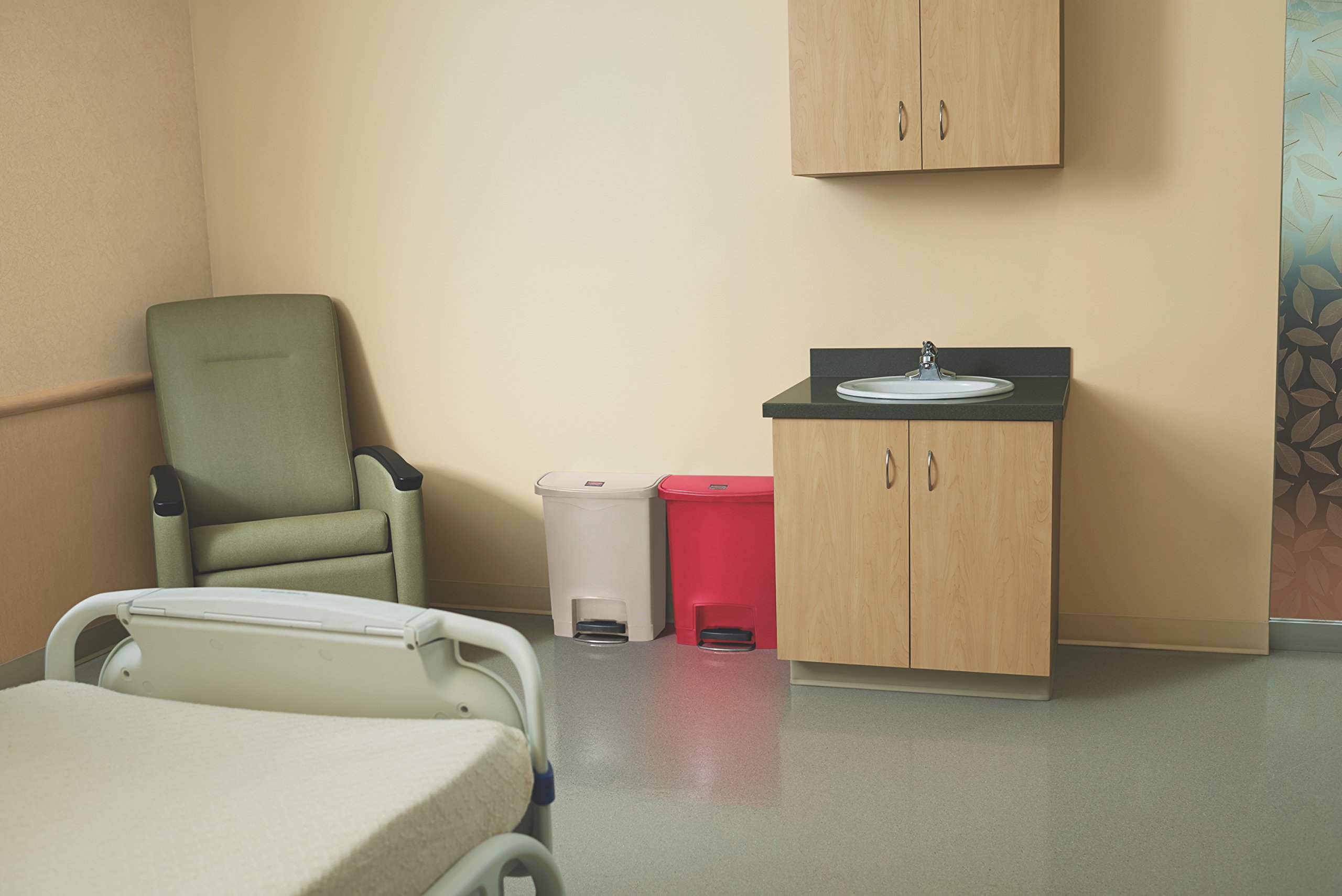 Rubbermaid Commercial Products Slim Jim® Tretmülleimer aus Kunststoff 30 l | Innenraum-Mülleimer für Medizin, Büro, Gewerbe, Küche und Bad | Rot | 1883564