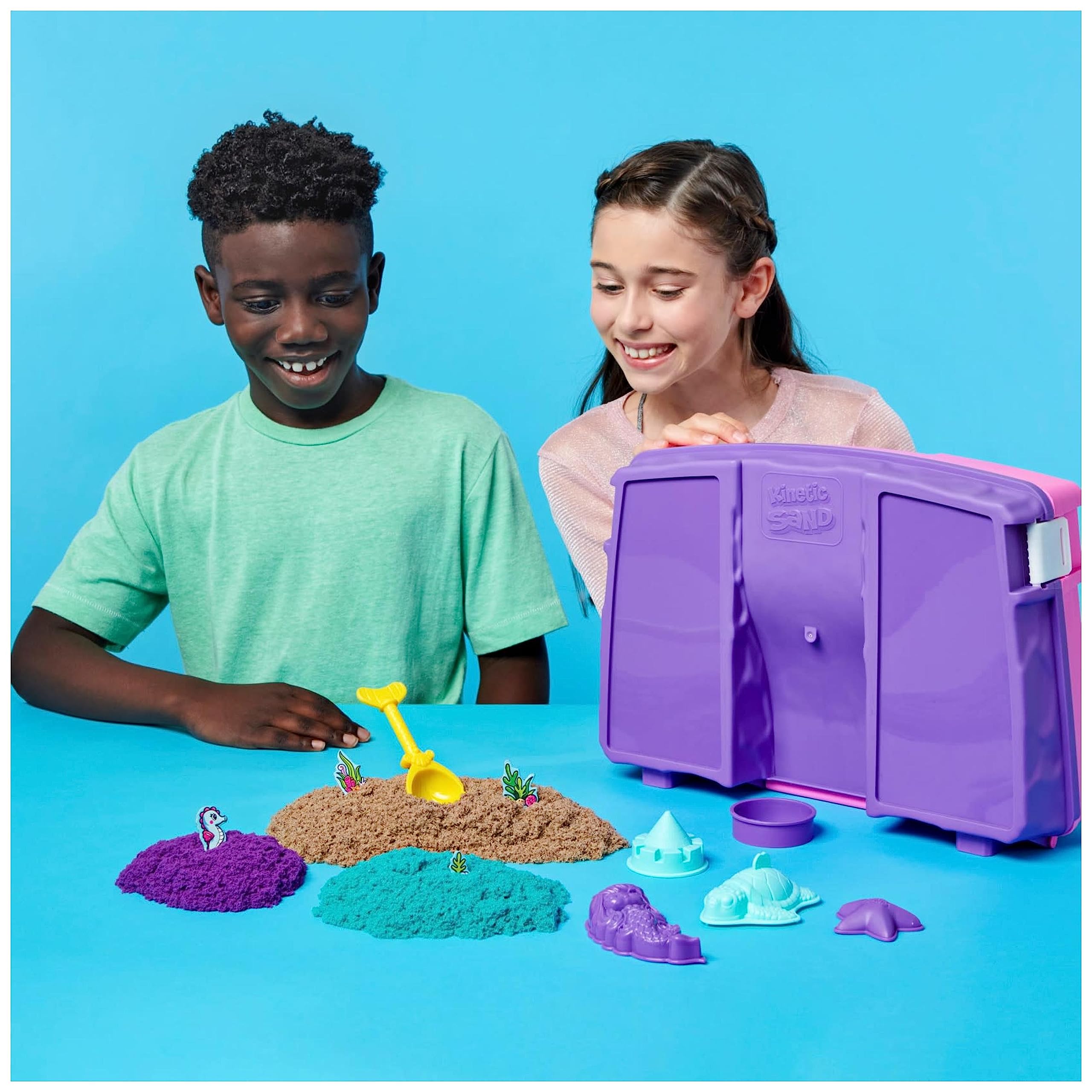 Kinetic Sand Meerjungfrauen Koffer - mit 907 g original kinetischem Sand aus Schweden, erfüllt alle gesetzlichen Anforderungen, mit 6 Förmchen für kreatives Indoor-Sandspiel, für Kinder ab 3 Jahren