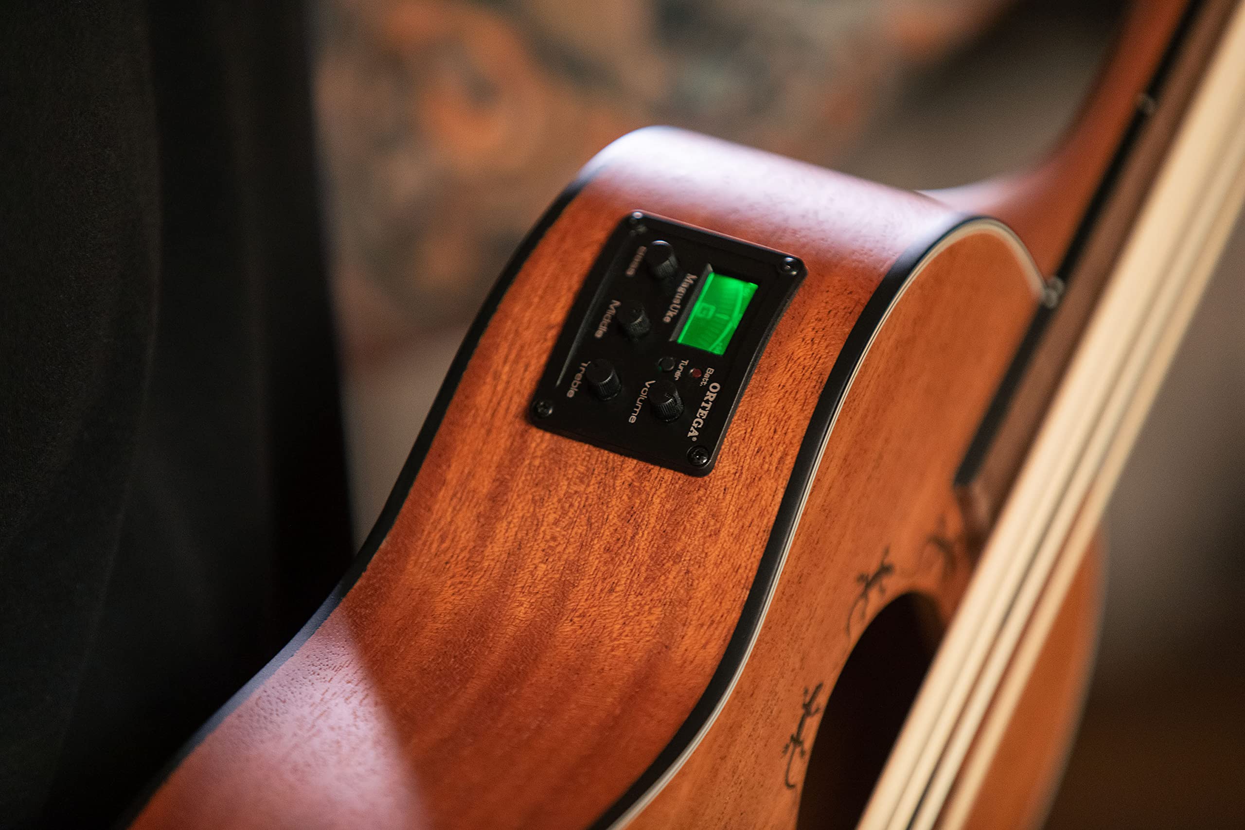 Ortega Guitars Bass Ukulele Elektro-Akustisch – ohne Bundstäbchen – Lizard Series – Inklusive Gig Bag – Mahagoni, Natur (LIZZY-BSFL-GB)