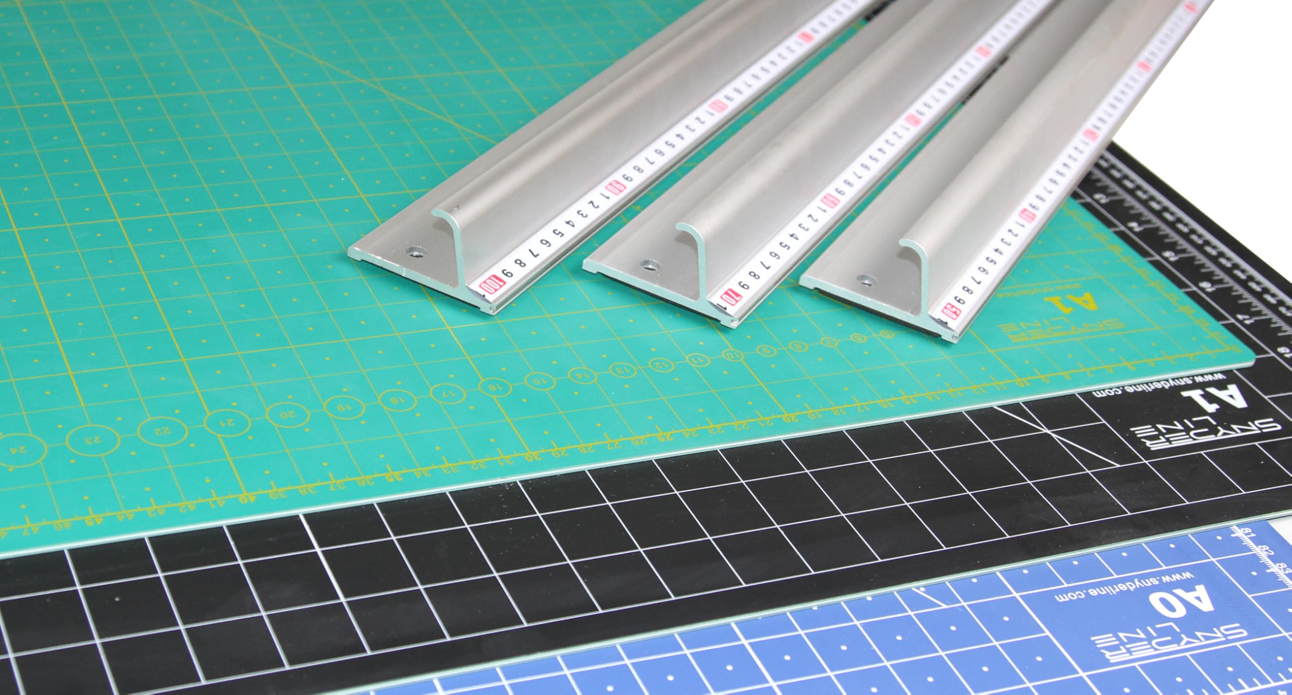 Profi Schneidelineal 70 cm / 700 mm (+/- 1cm) aus Aluminium – rutschfeste Schneideleiste mit Griff, stabile Stahlkante für präzise Schnitte in Werkstatt, Büro, Atelier - Ruler/Lineal