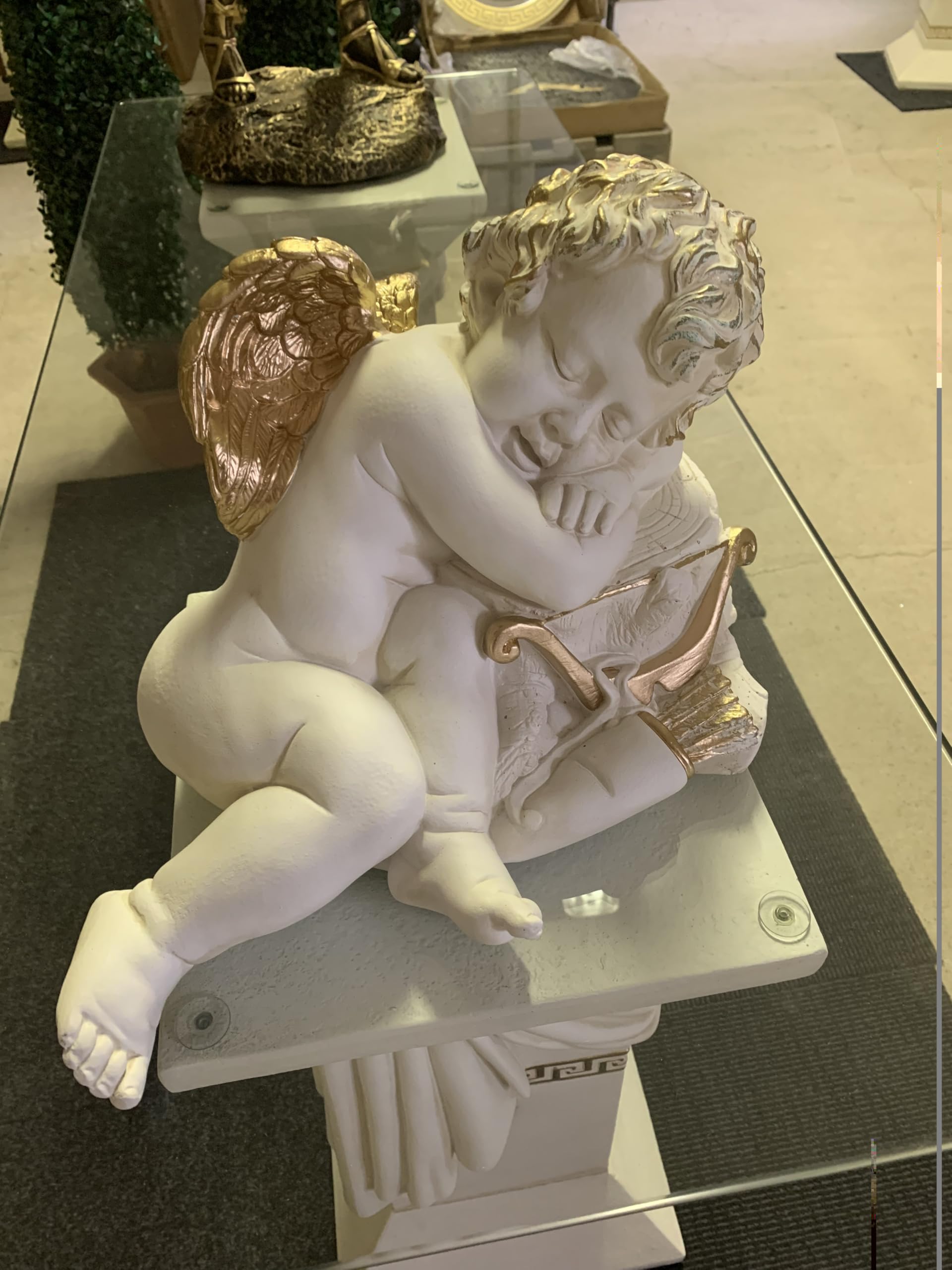 Generisch Figurka śpiącego anioła na pniu drzewa z łukiem i strzałą. 24 cm.