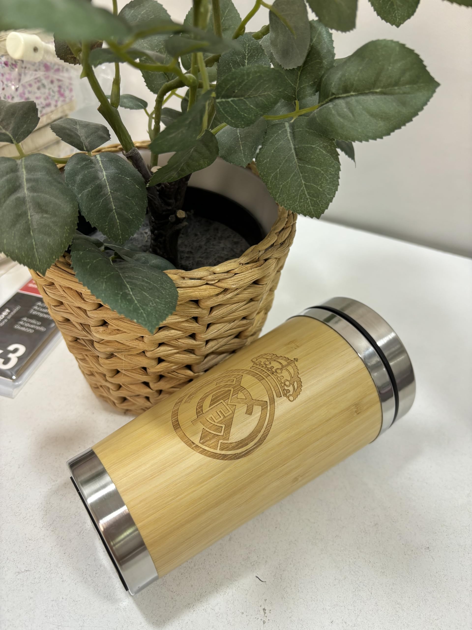 Real Madrid Thermoskanne – Isolierte Trinkflasche für Kaffee & Kaltgetränke, hochwertiges Fußball-Geschenk für Madrid-Fans, exklusives Zubehör für Sport, Büro und Freizeit, Weiß