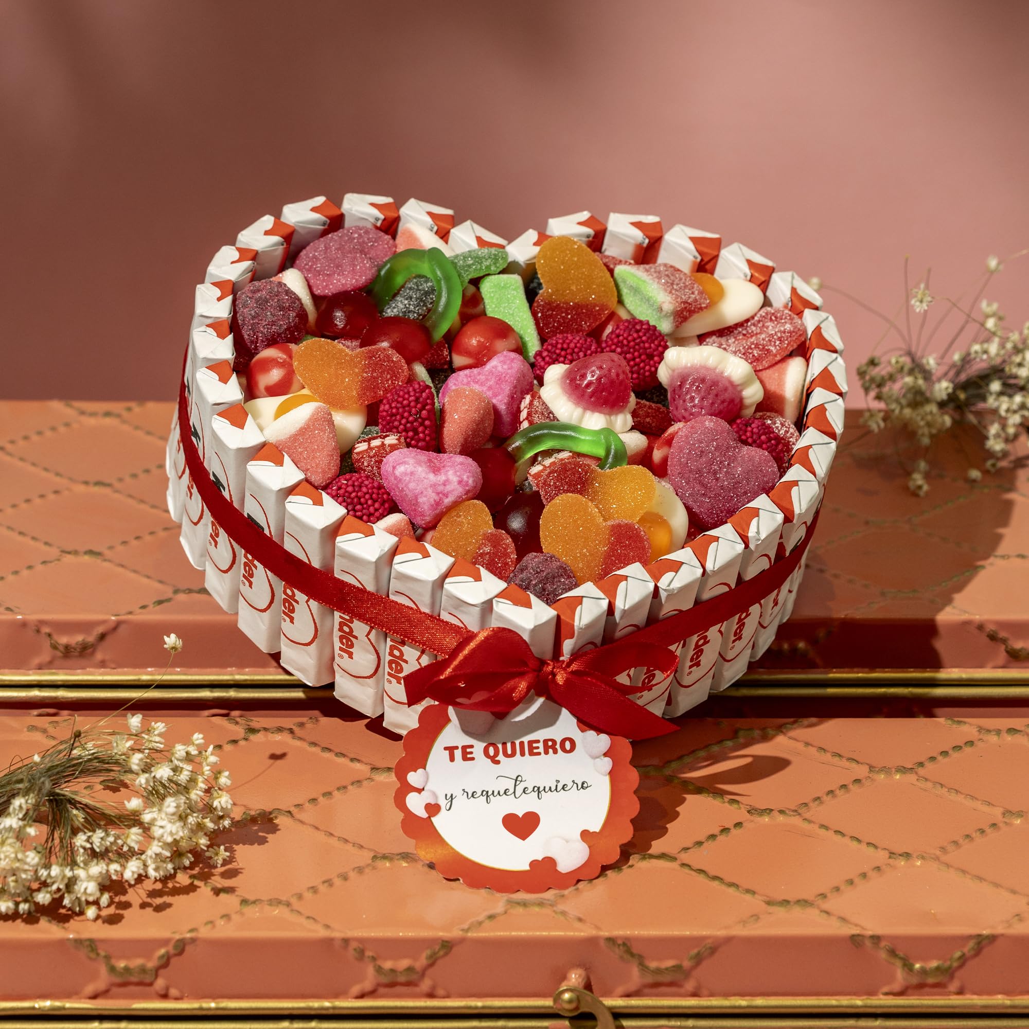 Onza Regalo dia de la madre original - Cesta de Chocolates Kinder y Chucherías para Regalar - Corazón Chocolatinas Kinder - Gran Surtido Chuches y Gominolas