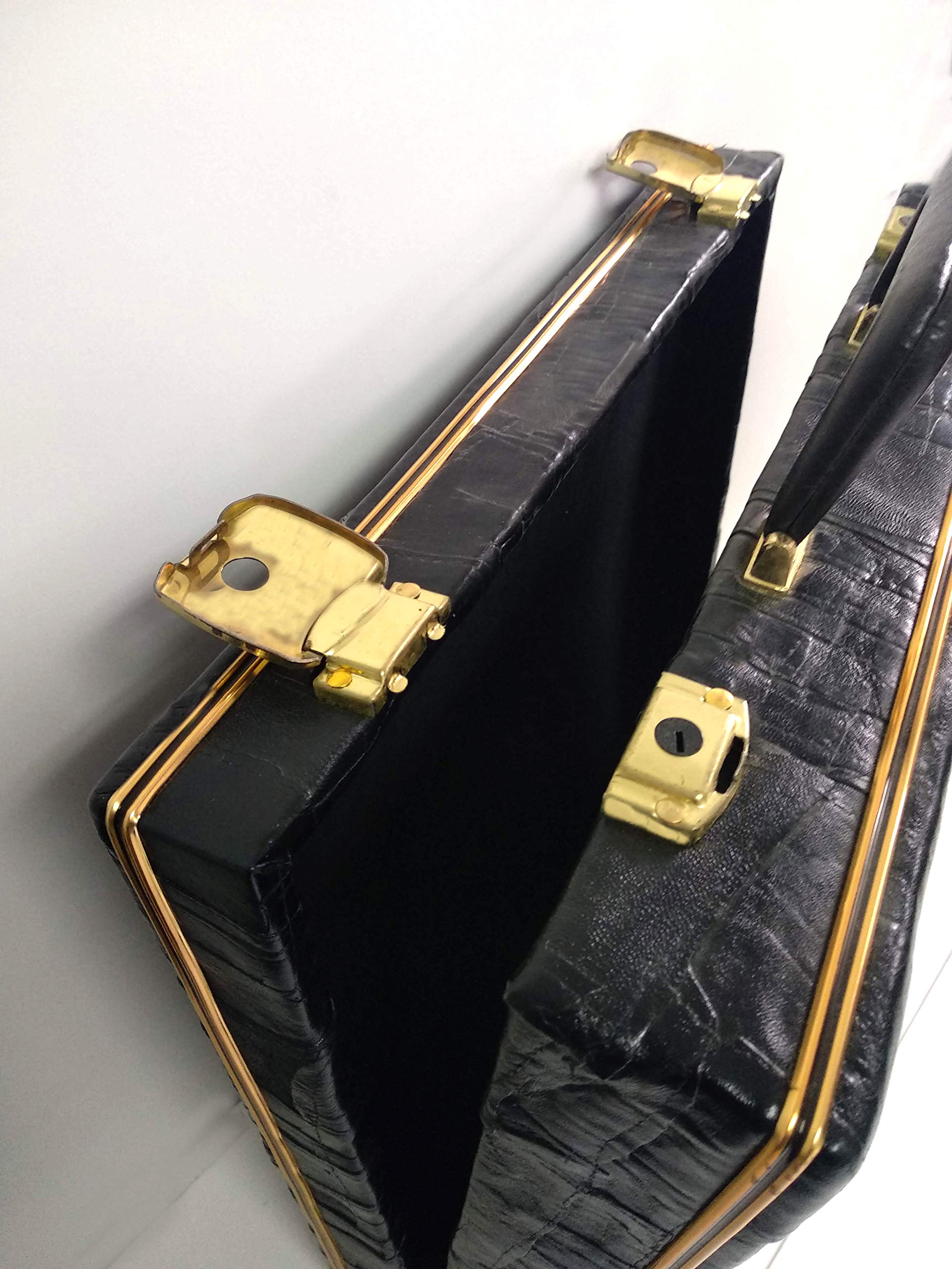 Maletín de Piel en Color Negro. Maletín de ataché de Primera Calidad para Guardar y Transportar álbumes, Documentos Detalles en Oro. Medidas 43x40x10. Cierre de Llave