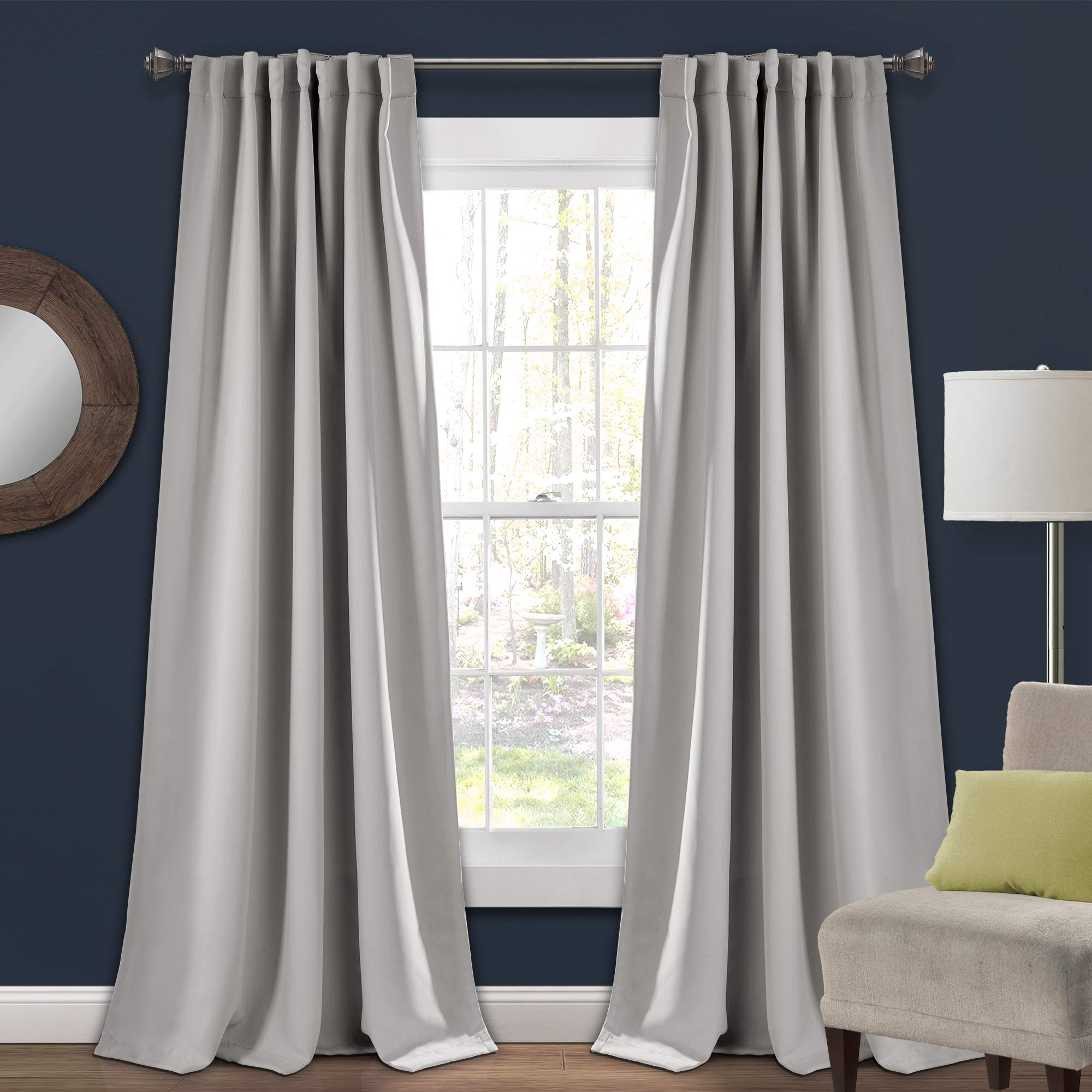 Rideaux occultants isoles pour preserver l intimite de la maison gris