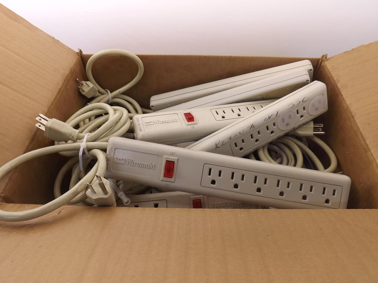 Amazon Wiremold p6電源コンセントストリップ、6、コンセント15 A スパークプラグ 車＆バイク