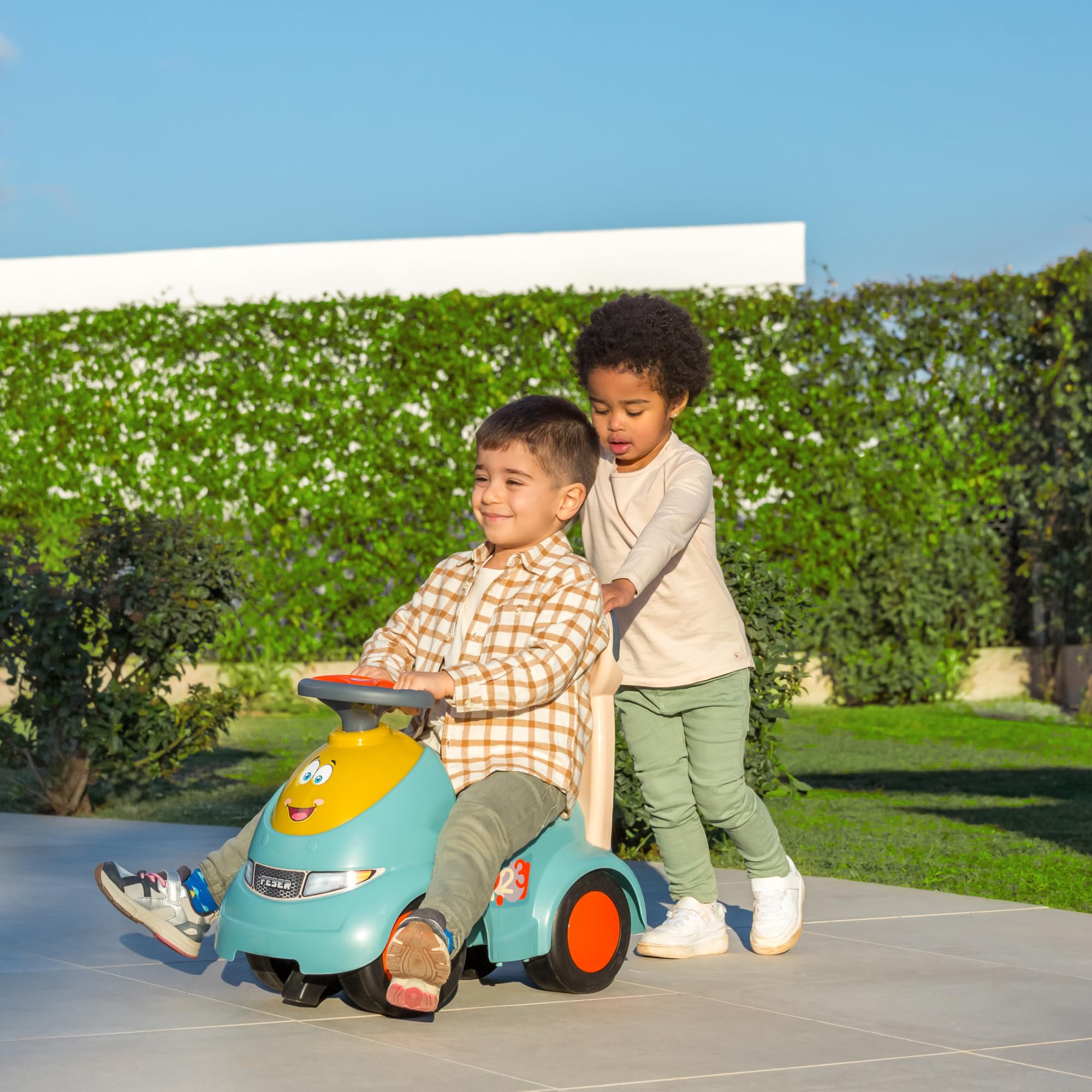 FEBER Motofeber Casual 3 in 1 Push N'Go, Correpasillo, Carrito de Empuje y Andador, Asa Regulable 3 Posiciones, Maletero para Juguetes, Reposapiés Cómodo, Uso Interior y Exterior, Famosa (FED31000)