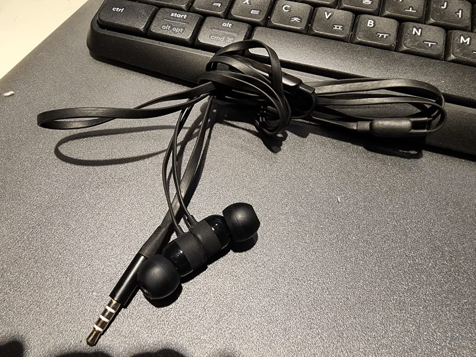 urBeats Wired Earphones with Lightning Connector Tangle