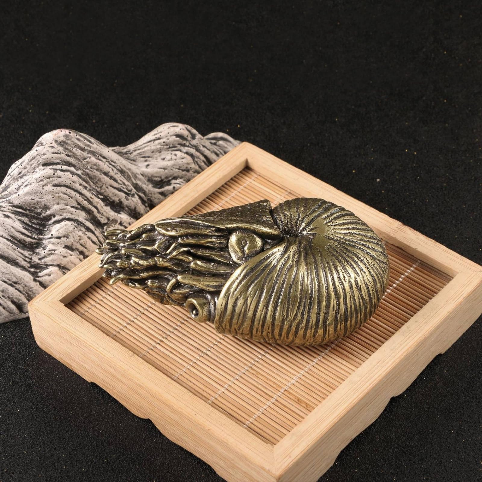 Baoblaze Escultura en Metal Dorado Acabado Cuerpo Pesado Espiral Tallada Adorno Interior para Escritorio Hogar Apta para Regalo