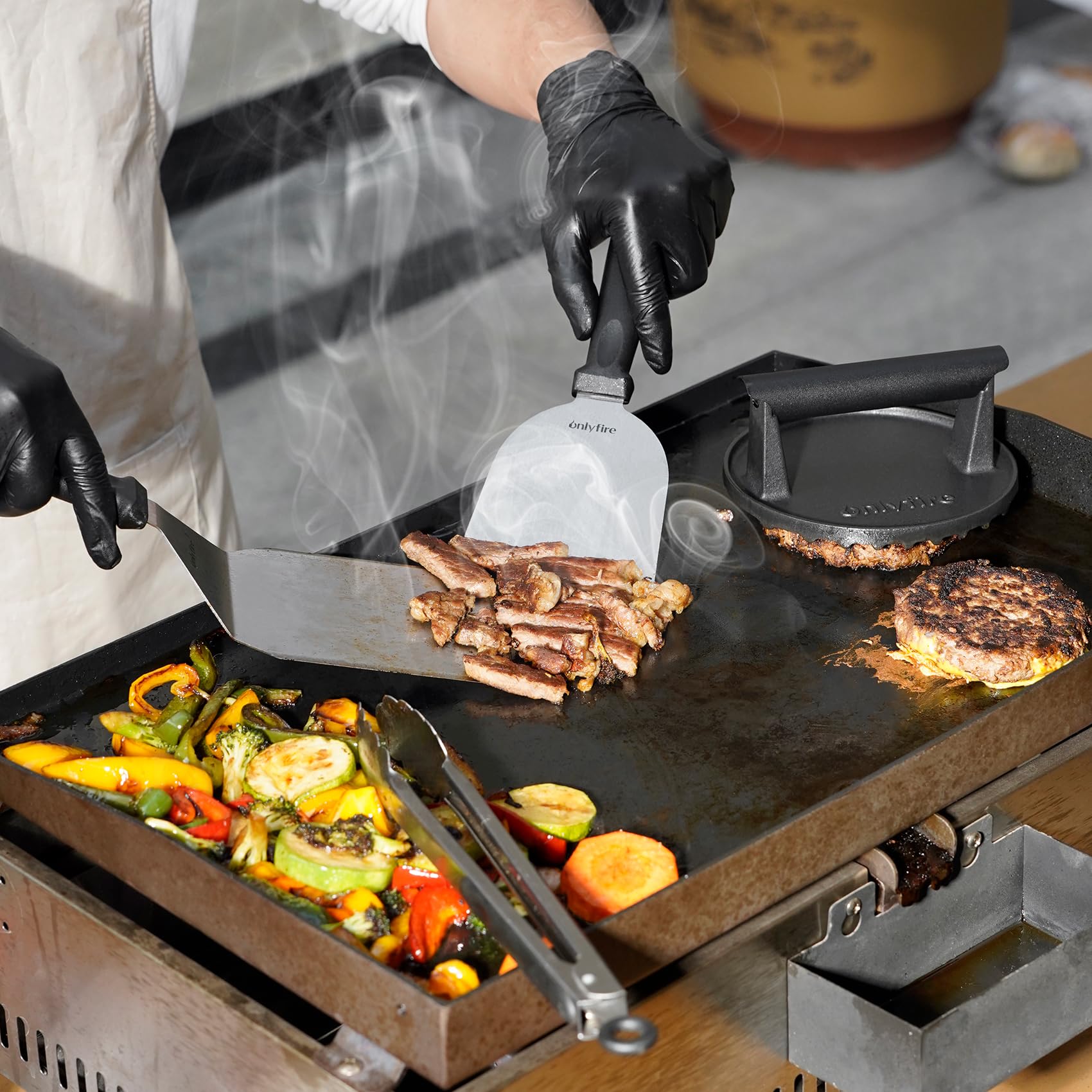 onlyfire Set di Spatola 4pcs Kit Utensili Barbecue per Teppanyaki, Smash Burger Pressa per Hamburger in Ghisa, Spatola per Piastra, Raschietto per Barbecue e Pinze da Cucina, Kit Utensili Barbecue