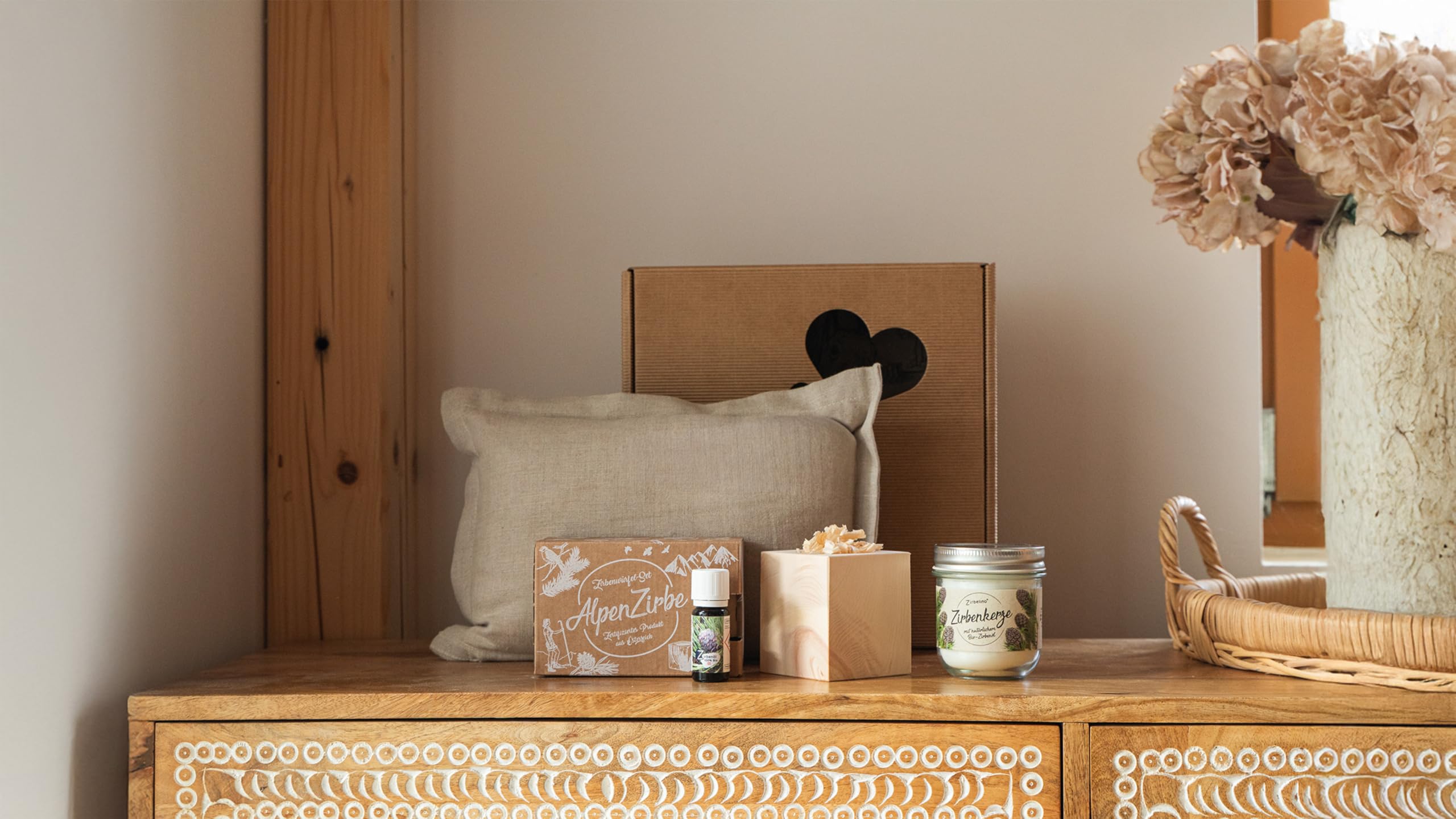 Zirben Erlebnis Geschenksbox Nr.5: Bio-Zirbenkissen mit ZirbenWürfel-Set und Zirbenduftkerze