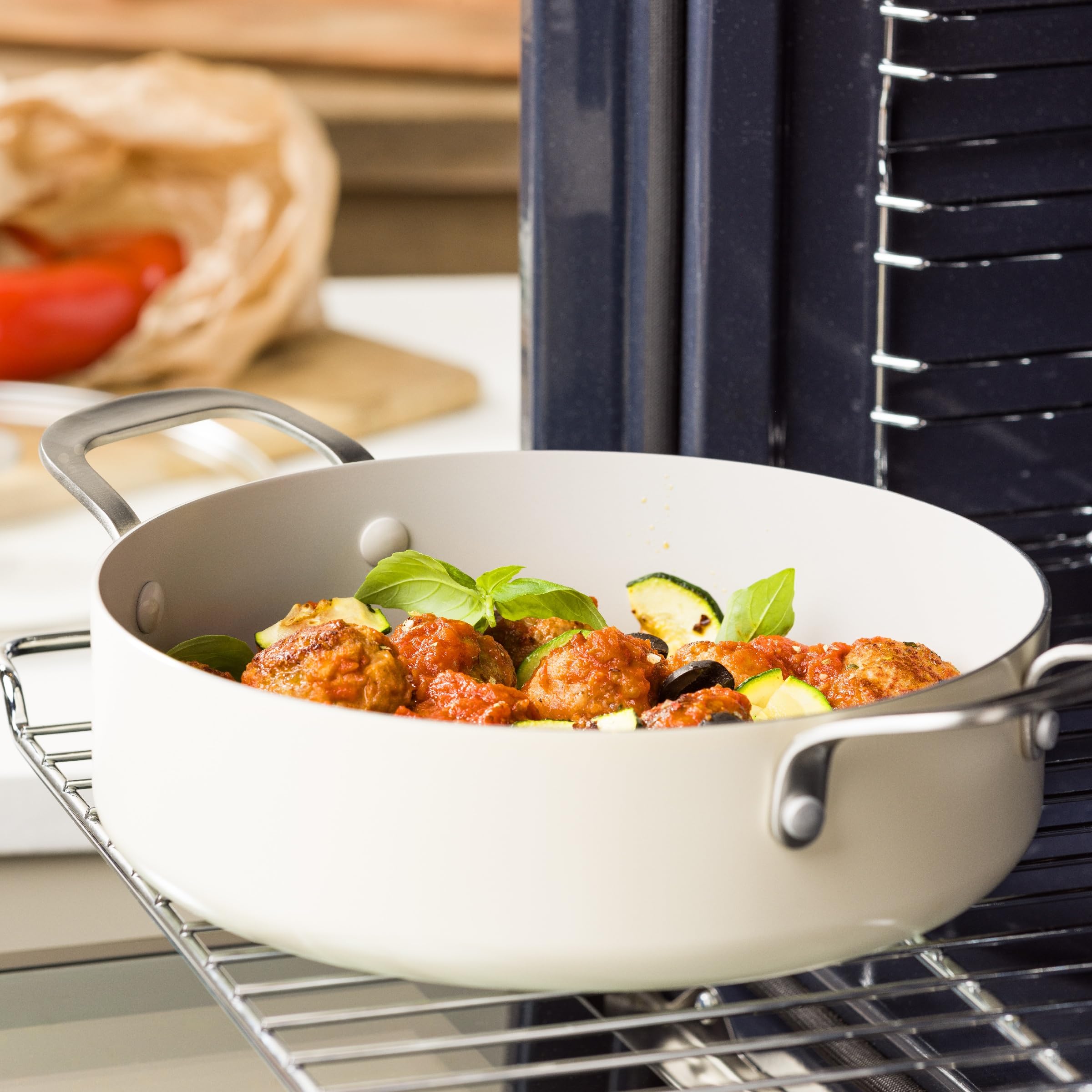 KitchenAid Aluminium Tegame Ceramica Antiaderente con Coperchio Vetro e Manico Ausiliario, 28 cm/4,28 L, Senza PFAS, Induzione, Manico Acciaio Inox, Forno, Lavastoviglie, Crema