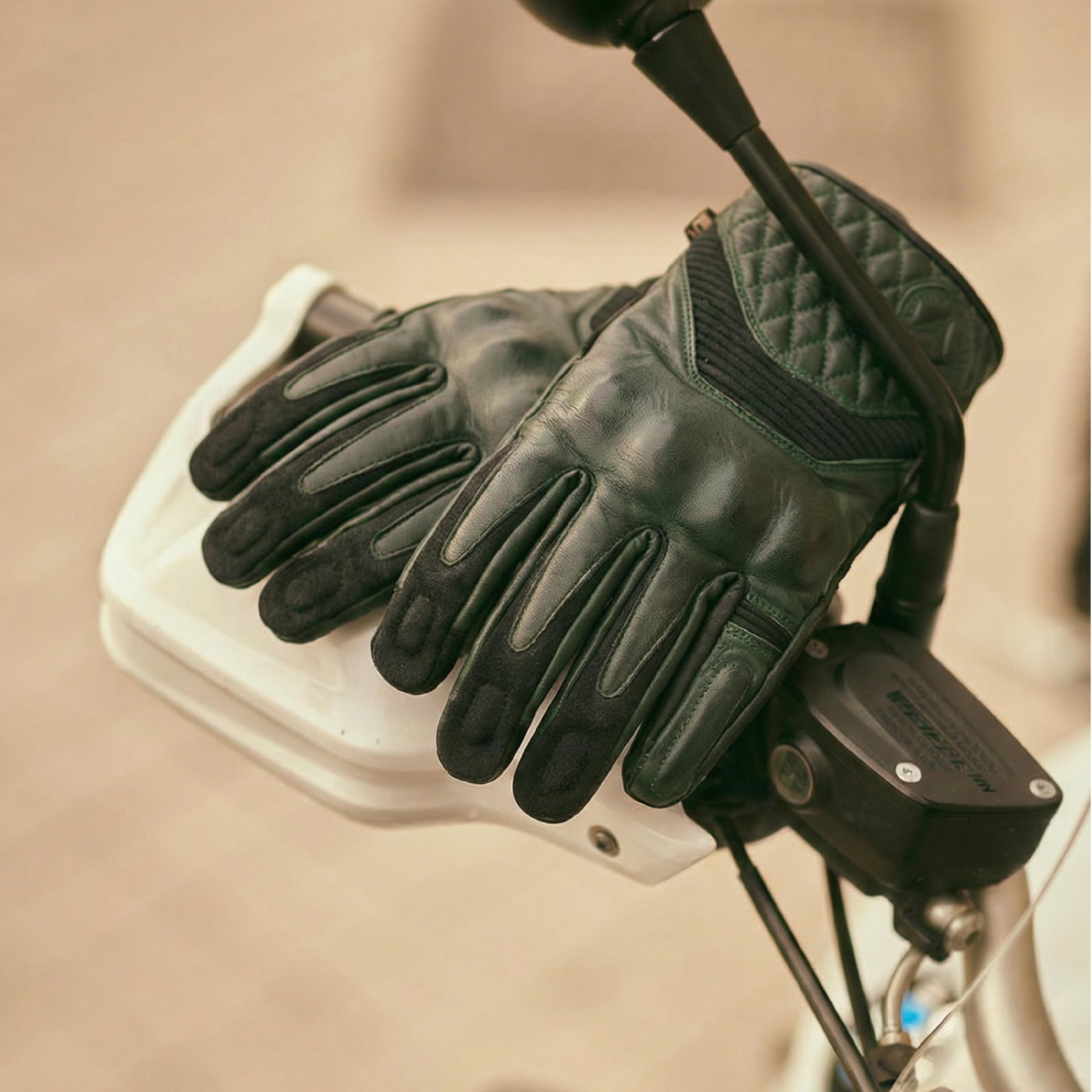 BY CITY - Guantes Café III Man - Piel Aramida Antiabrasión - Función Táctil en Dedos - Ajuste Velcro Personalizado - Certificación CE Protección Nudillos - Talla L - Verde