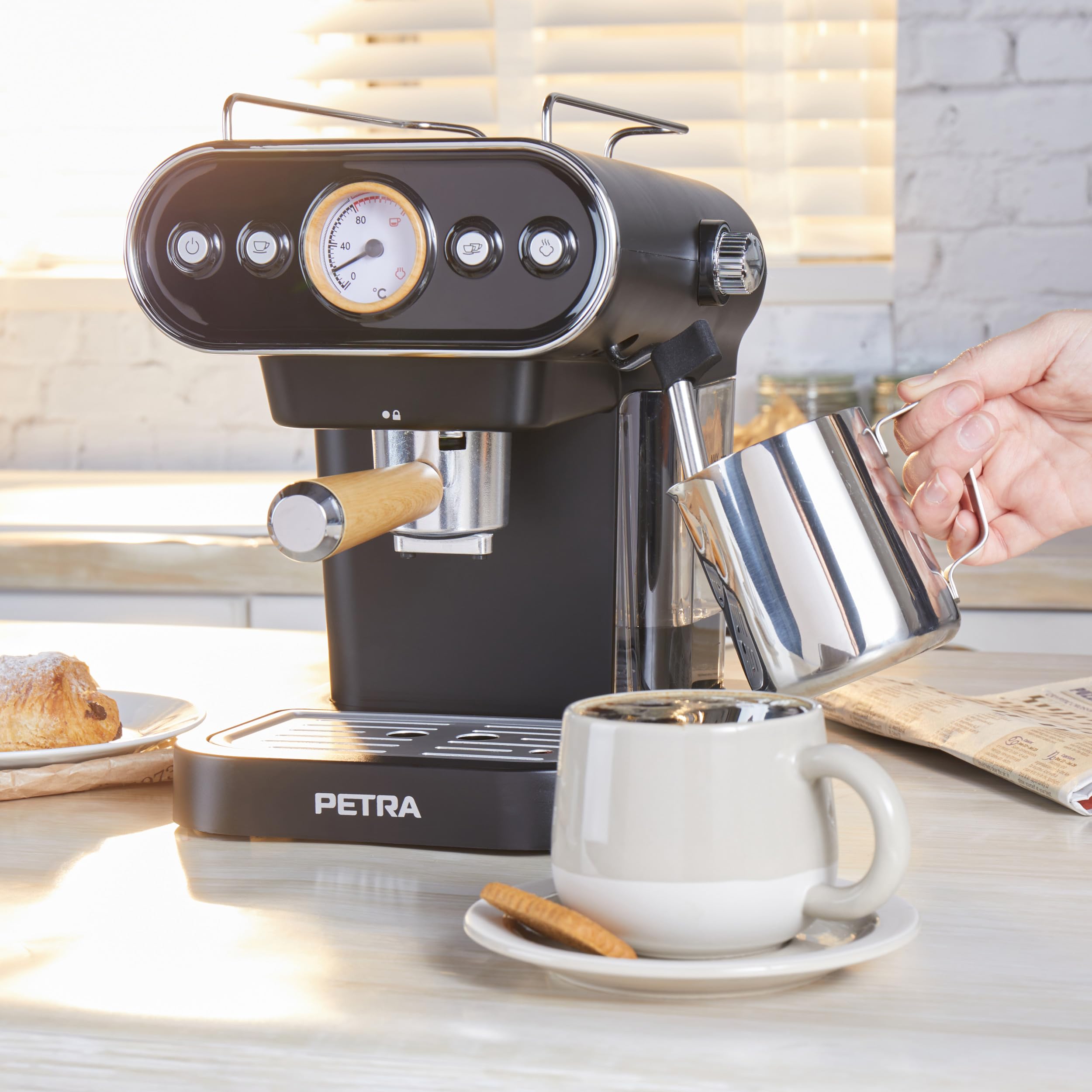 Petra PT5108VDEEU7 Cafetera espresso electrica de estilo retro, compatible con cápsulas de 30/54 mm y café molido, vaporizador de leche ajustable, bomba de presión italiana de 19 bar, sin BPA, 1050 W
