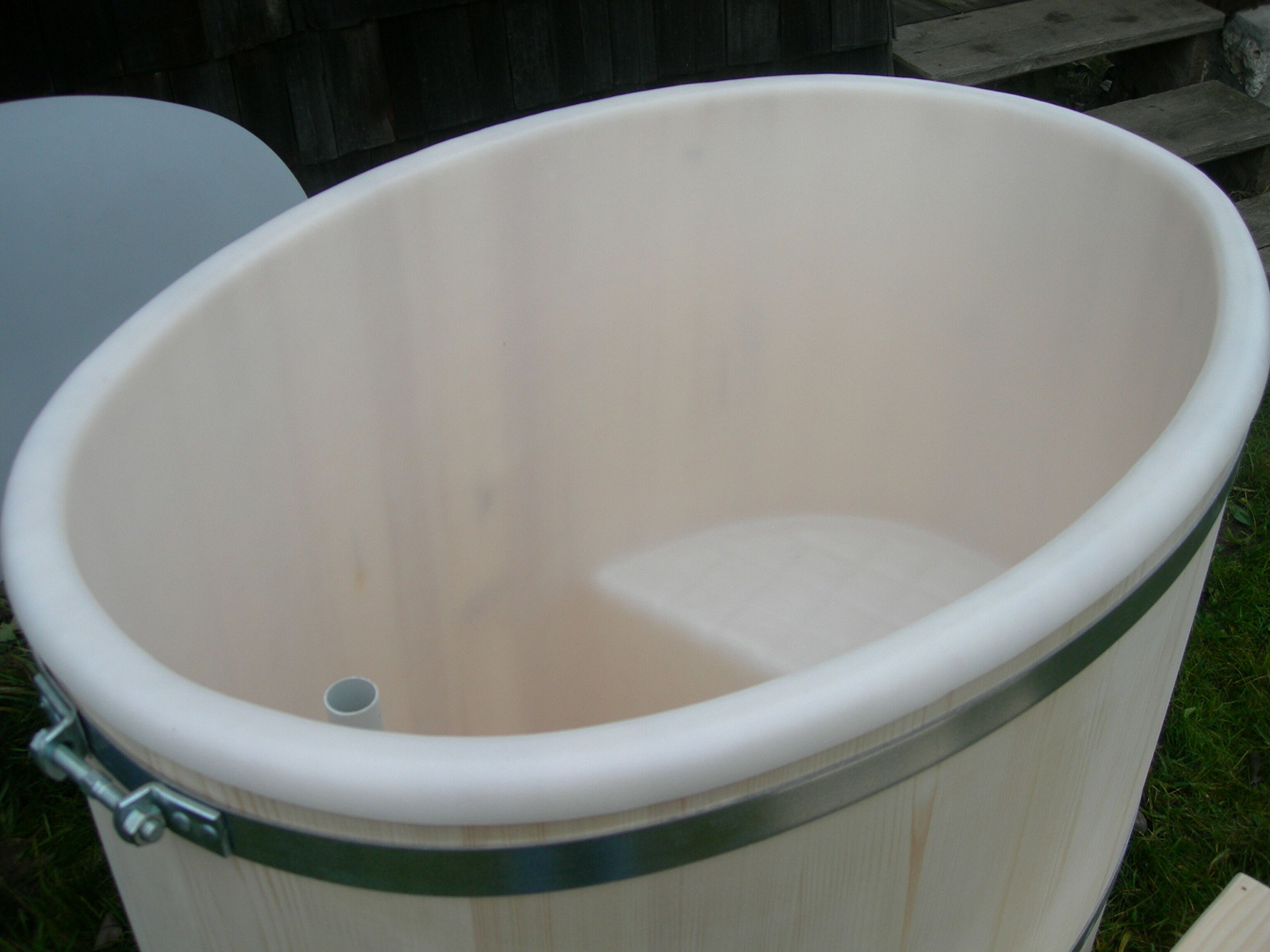 Piscina per sauna in legno di abete rosso con inserto in plastica e coperchio in plastica.