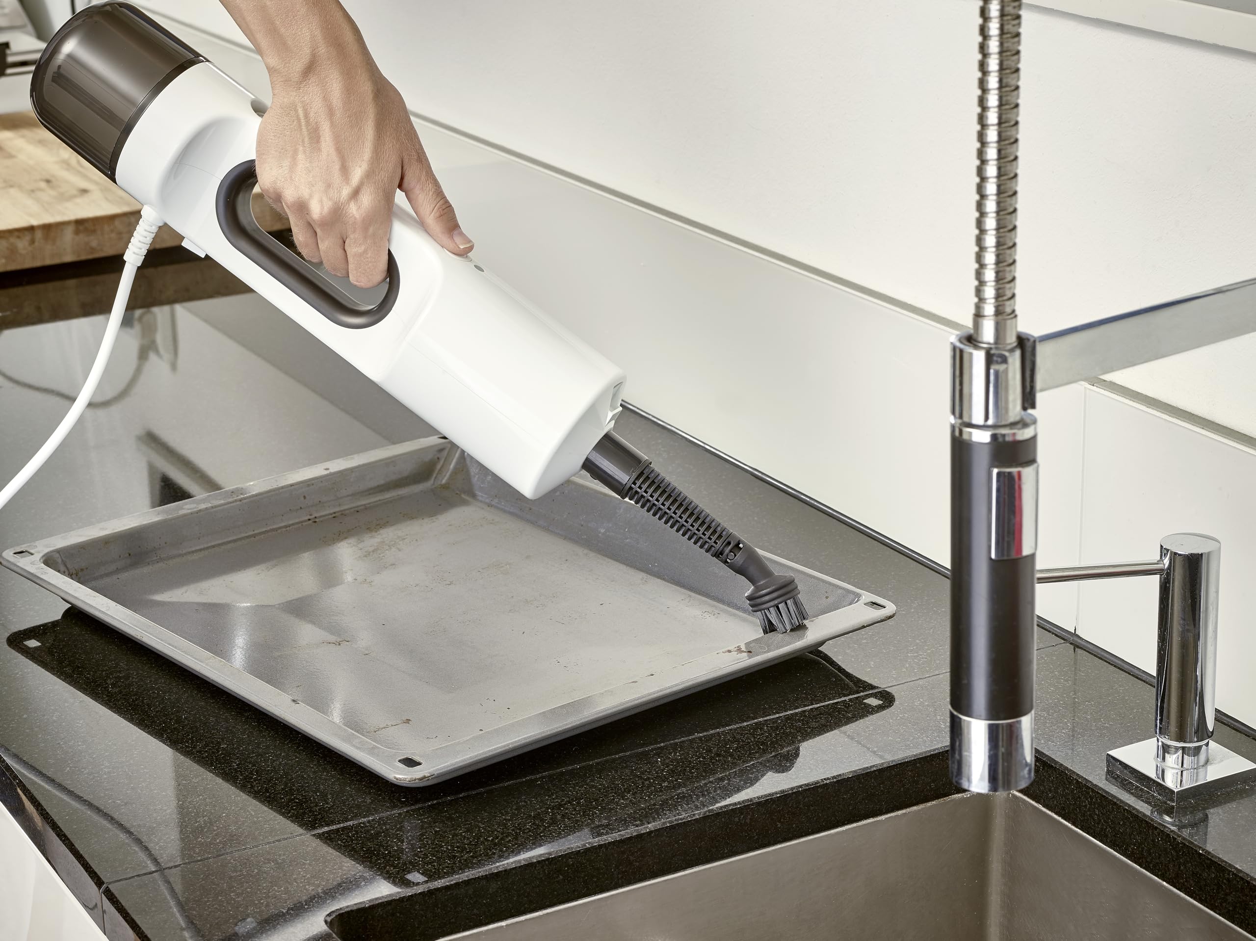 SEVERIN Limpiador de vapor con accesorios, fregona eléctrica, limpiadora multiusos para alfombras, baldosas y suelos duros, baños y cocina para grifos, placas y más, blanco/negro, SC 7142