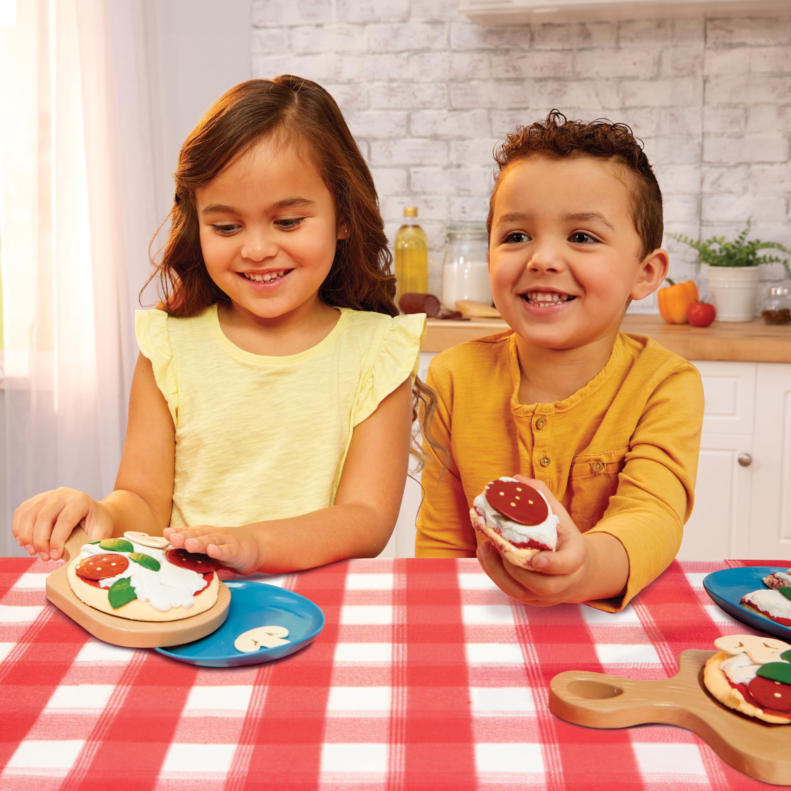 Little Tikes Creative Chefs Pizza Kit - con Arena Especial de Juego Make-It! Mix, 22 Accesorios, Juego de Chef de Pizza Realista, para Niños y Niñas Mayores de 3 Años, NO Comestible