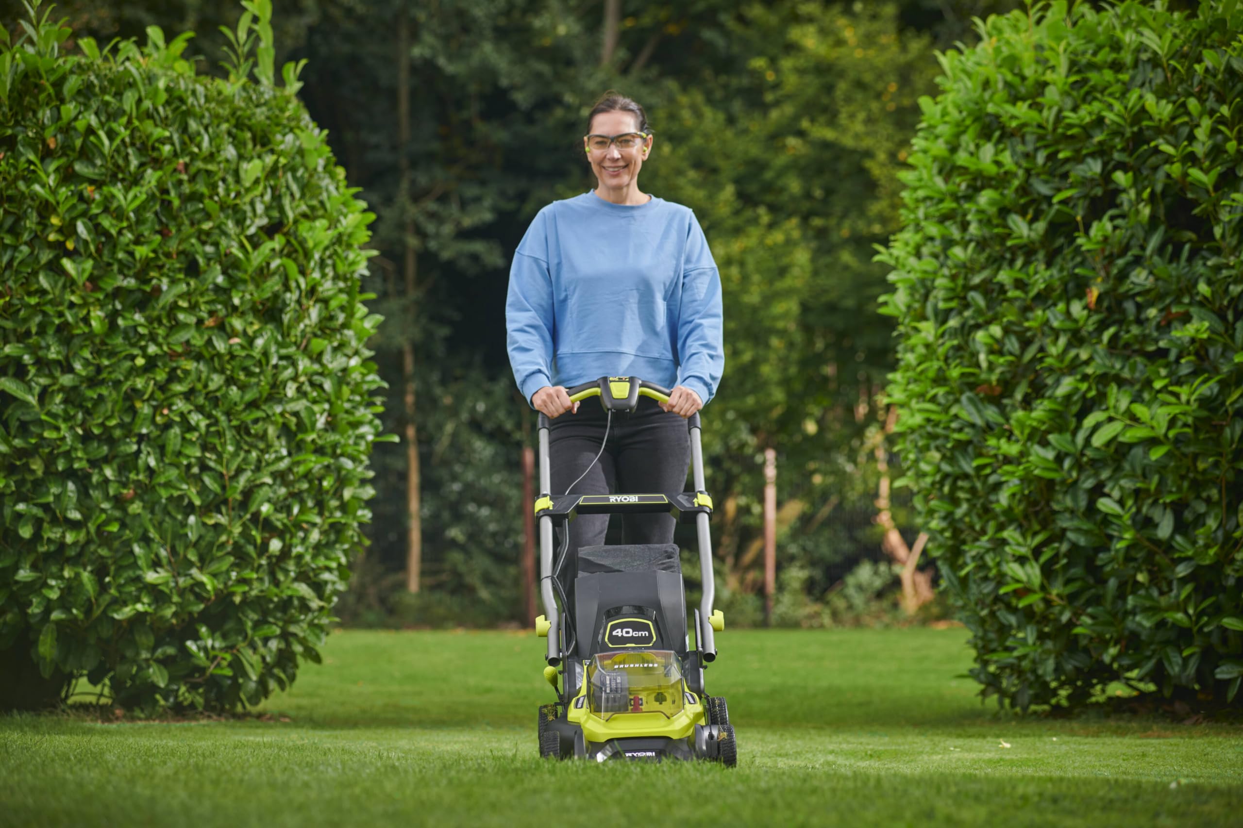 RYOBI Recortadora sin Hilos sin Hilos 18 V One+ RY18LMX40C-0 - Ancho Ø40 cm, Bandeja semirrígida 50 L, Ajuste centralizado, Mango Plegable - Batería no incluida