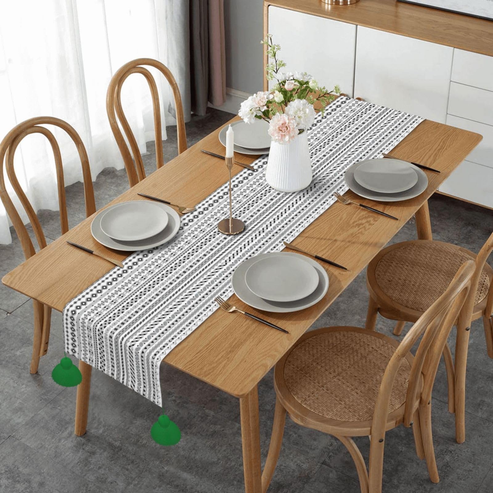 Chemin de table long de salle à manger aux finitions géométriques bohèmes