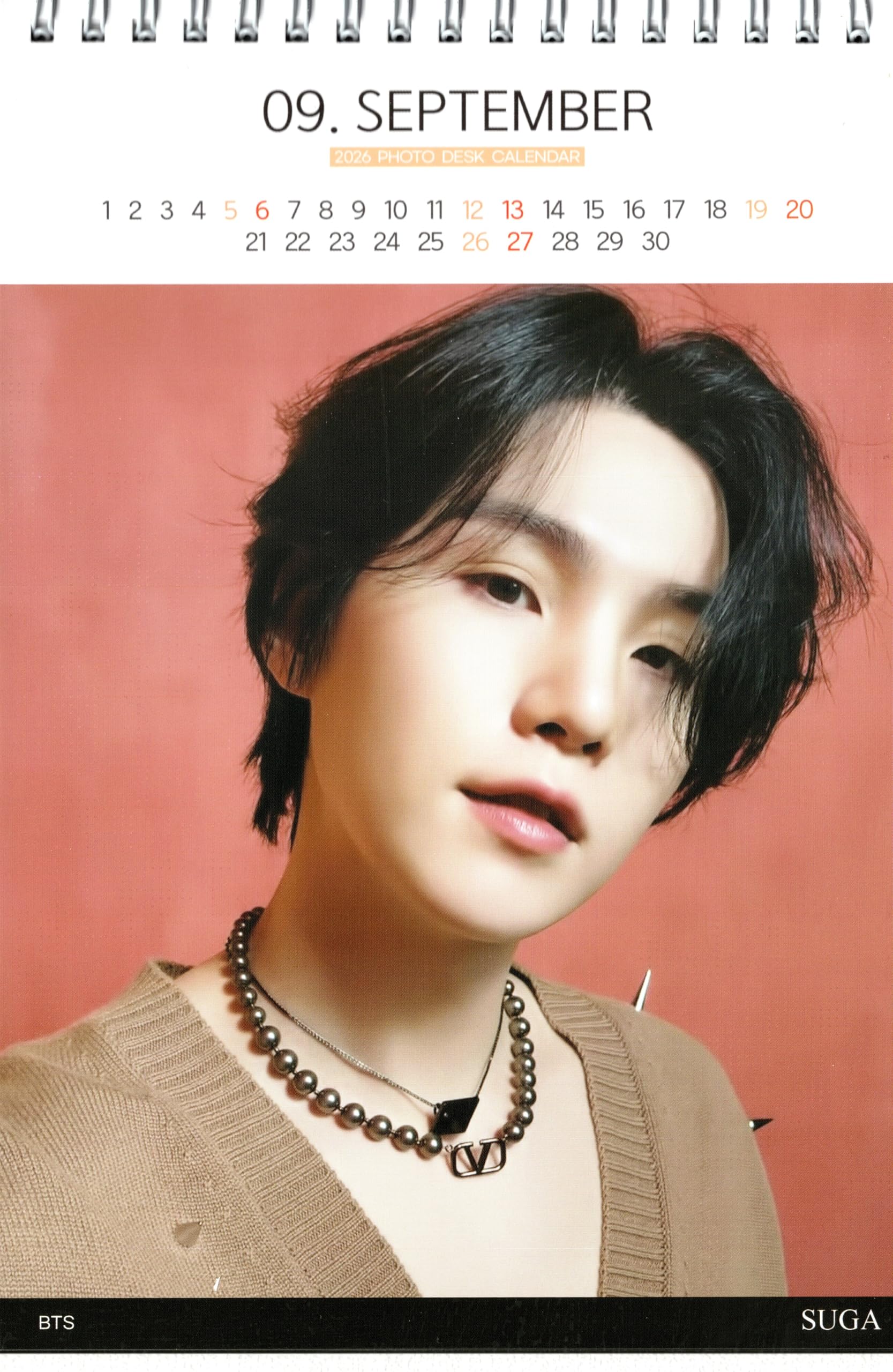 Amazon.co.jp: シュガ SUGA グッズ 卓上 カレンダー (写真集) 2026