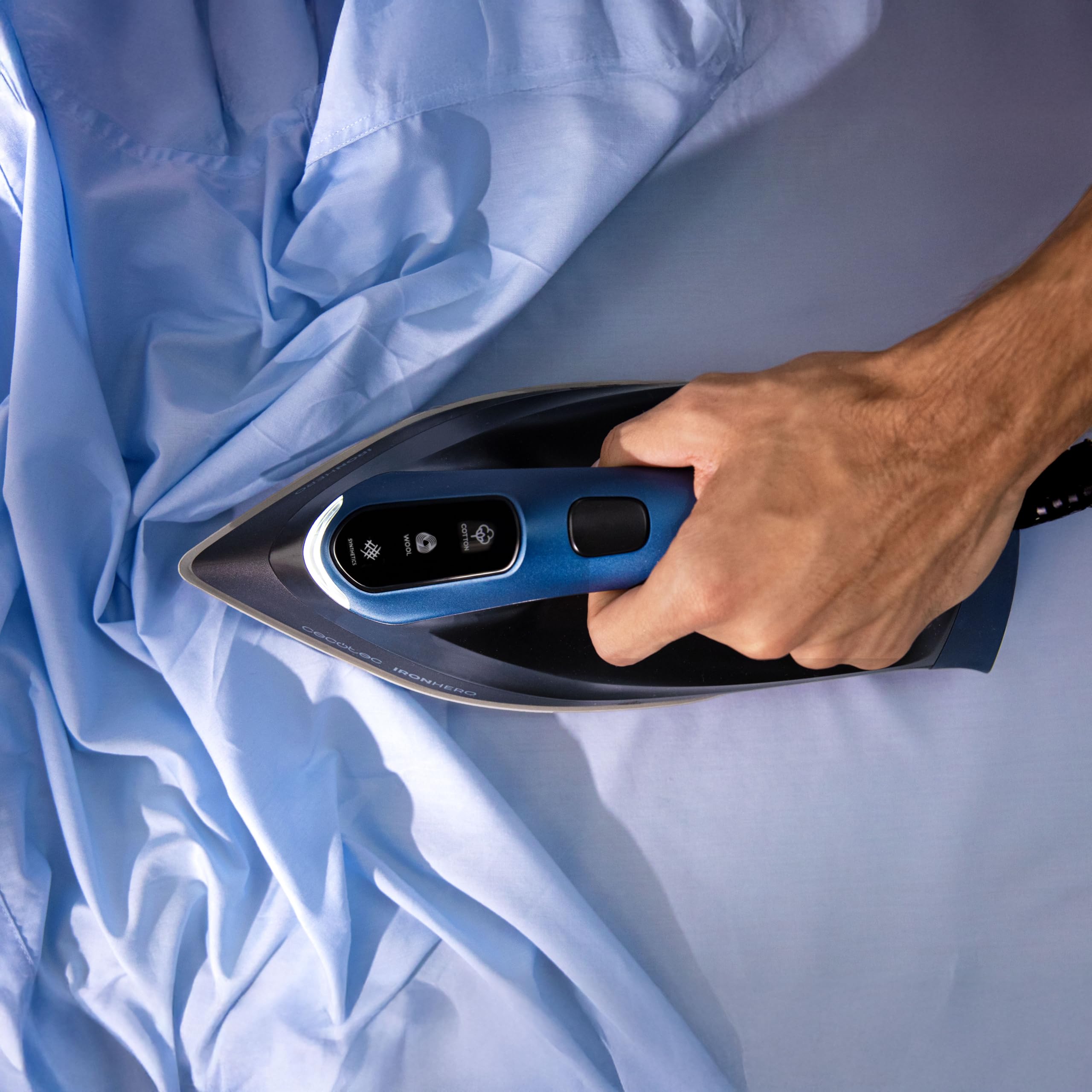Cecotec Centrale Vapeur Verticale IronHero H-3000 Station Geyser. 3000W, Semelle Céramique Turbo Slide, 600g/min en Coup de Vapeur, Arrêt Automatique, Écran Tactile, Technologie AntiCal et Cyclo Clean