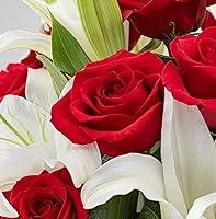 Vista 4 de Benchmark Bouquets - Lirios orientales y rosas rojas (jarrón de vidrio incluido) - Flores frescas para entrega al día siguiente - Regalo