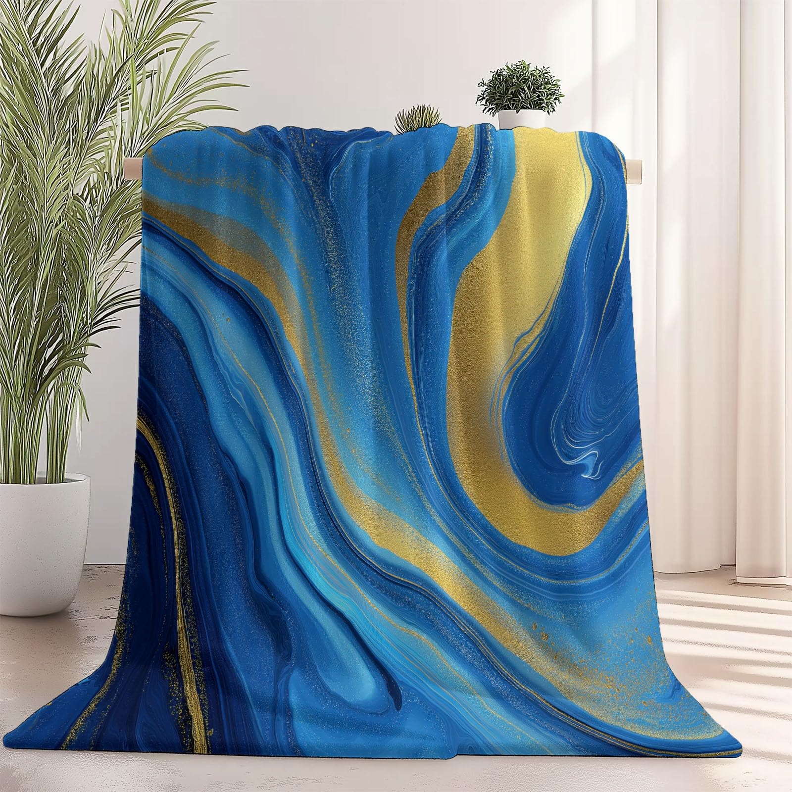 Couverture flanelle polaire douce contre le froid du soir sur lit et fauteuil de salon