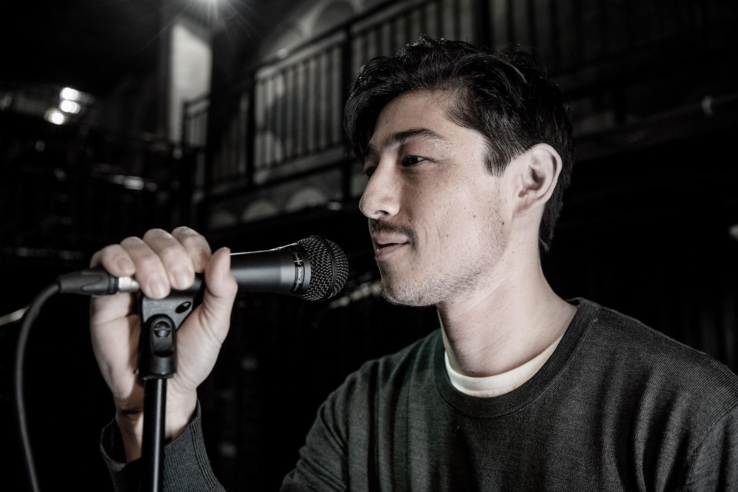 Shure Zestaw wydajności scenicznej z dynamicznym podręcznym podręcznym mikrofonem wokalnym PGA58, kablem XLR i stojakiem na mikrofon - odpowiedni na scenę lub studio (PGA58BTS)