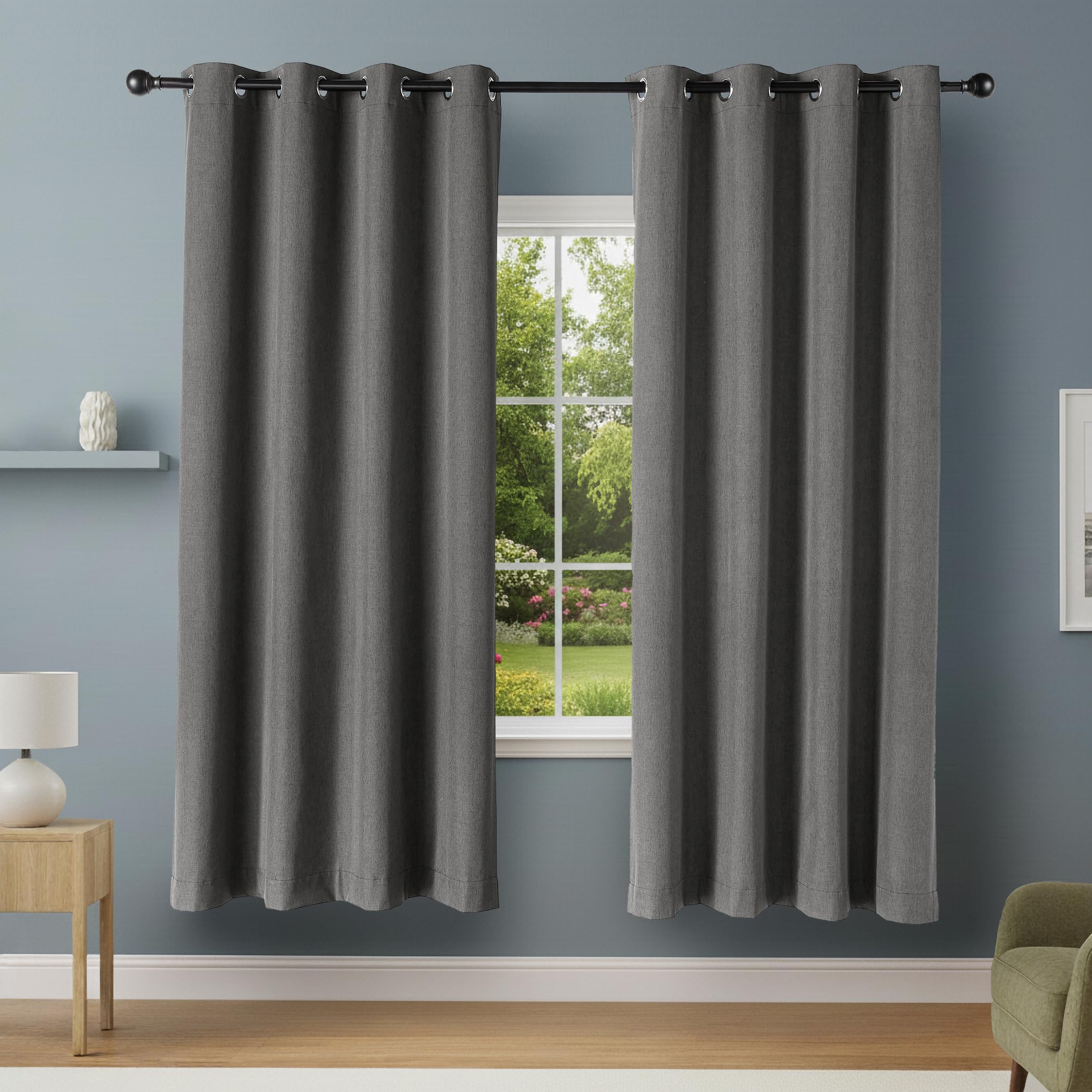 Amazon Basics 100% Verdunkelungsvorhänge mit Ösen, 2er Set, 132 x 213 cm, Schwarz