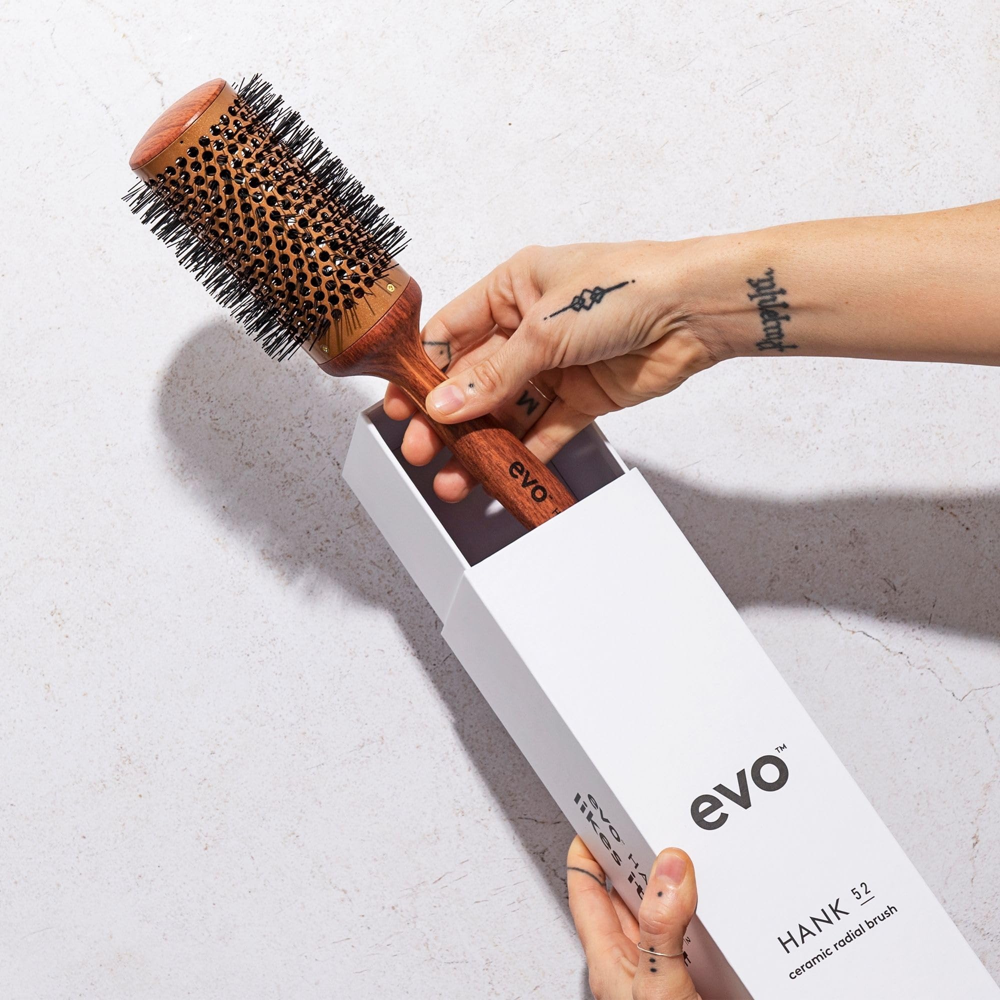Evo Hank Ceramic Radial Brush 52 mm, ceramiczna szczotka do szybkiego i łatwego suszenia włosów, szczotka do włosów dla kobiet, kobiet i mężczyzn, wyprodukowana z certyfikowanego drewna