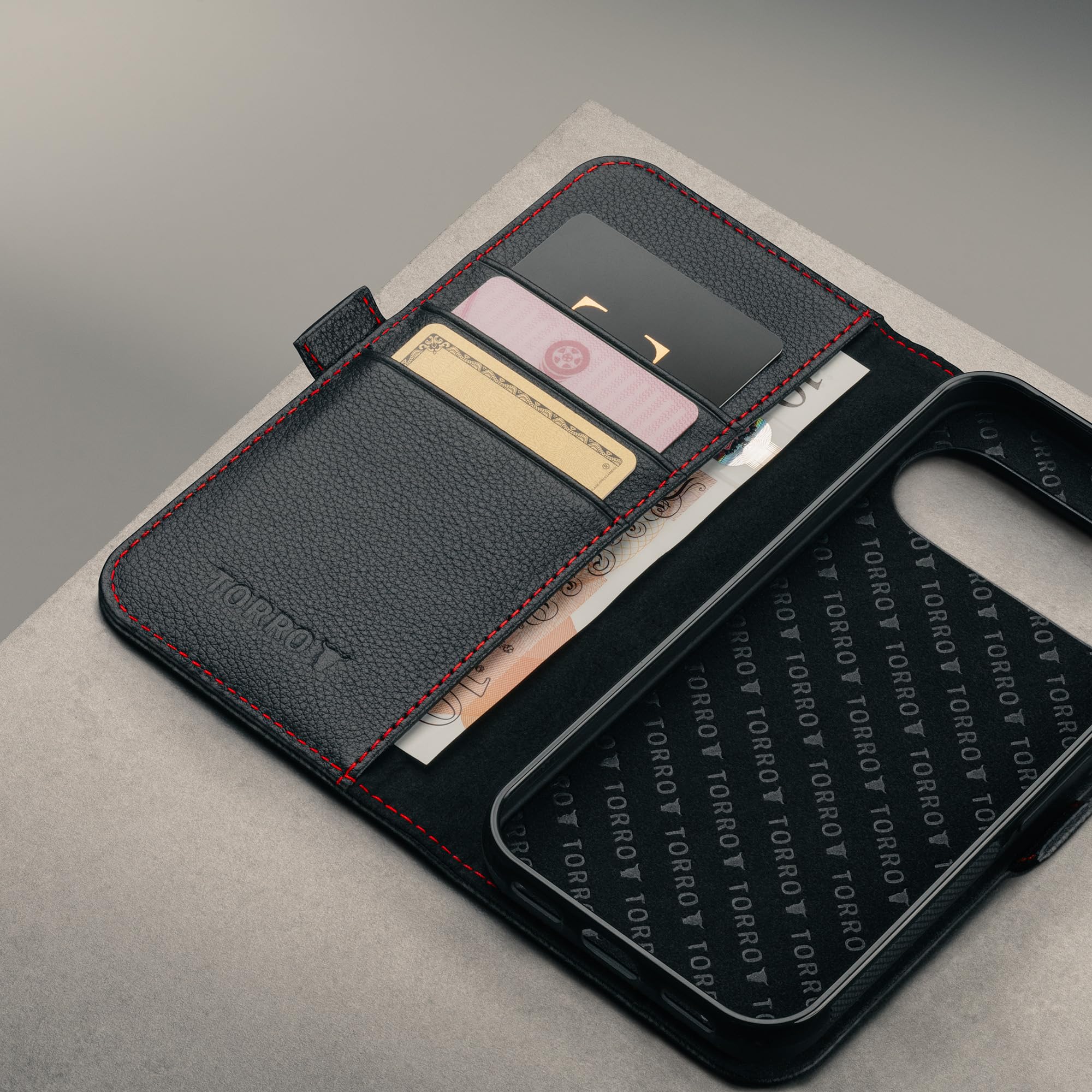 TORRO Skórzane Etui Kompatybilne z Google Pixel 11 Pro 6.3” 2026 – Premium Skórzane Etui Portfelowe z Podpórką i Przegródkami na Karty (Czarny z Czerwonymi Detalami)