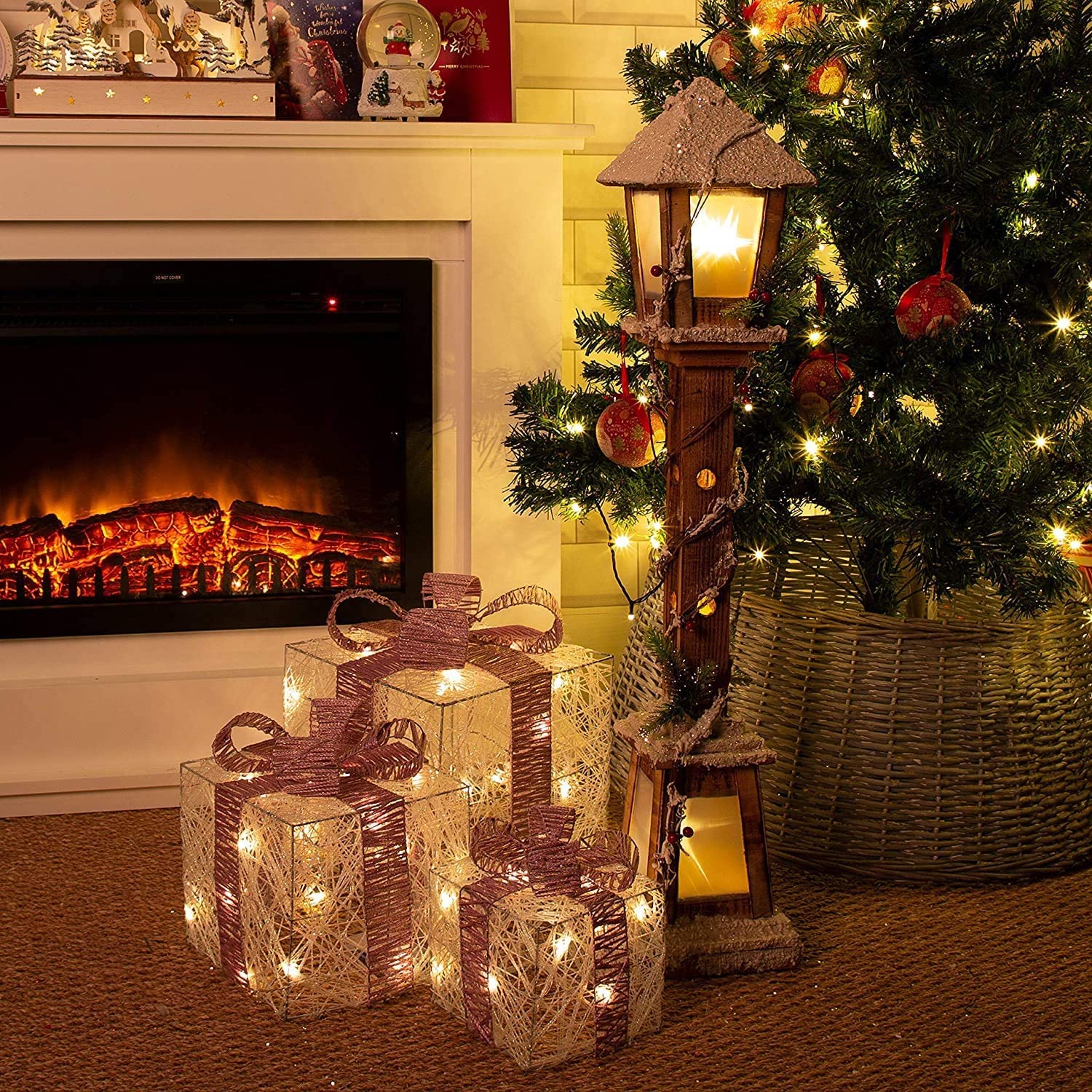 Lampione Natalizio in Legno h. 61 cm Bianco innevato con Luci LED Base 12x12cm Alimentazione a Batteria Decorazione Natalizia Babbo Natale