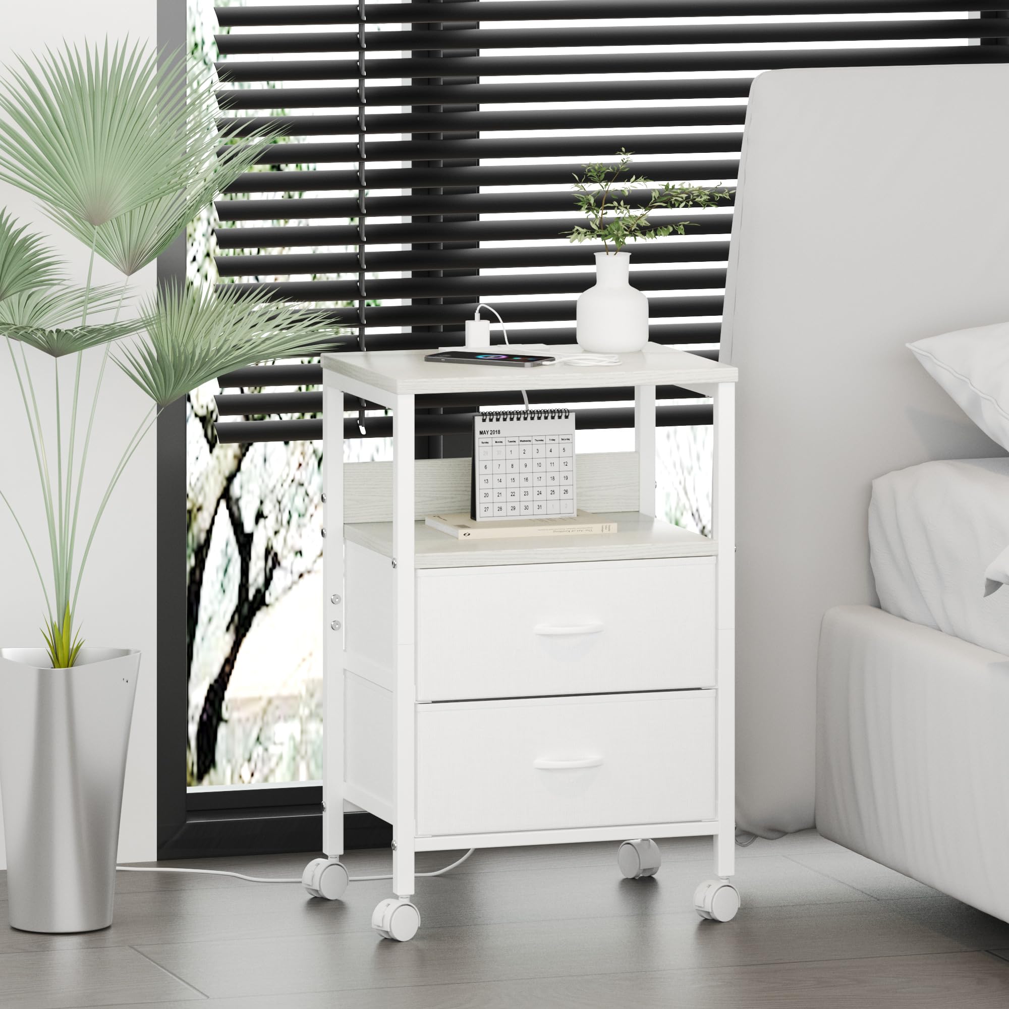 Lutown-Teen Comodini con Prese e Porte USB, 4 Ruote, Tavolini Camera da Letto con 2 Cassetti in Tessuto e Scomparto Aperto, Comodino con Stazione di Ricarica per Soggiorno, Bianco