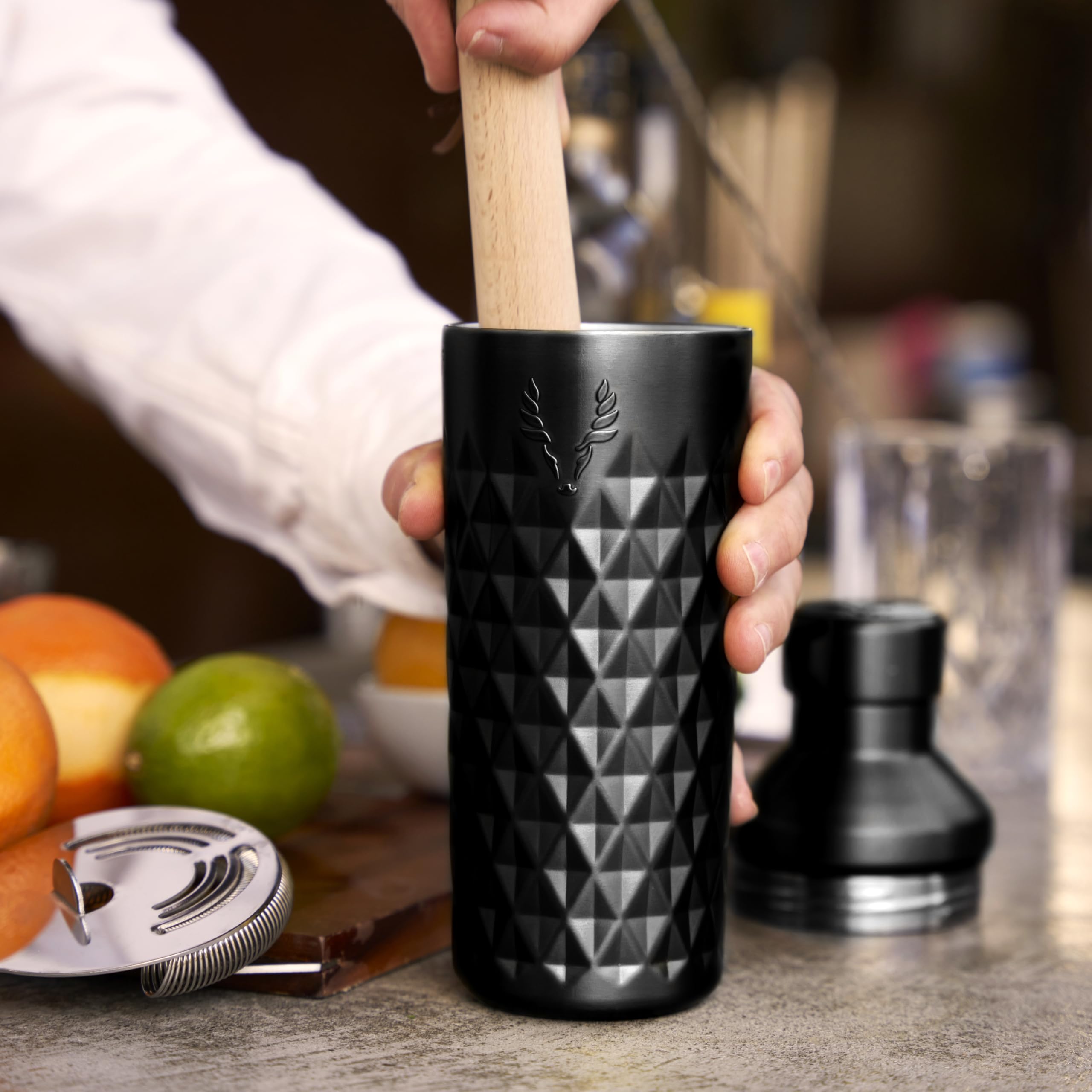 Viski Paragon Shaker à cocktail isotherme à double paroi en acier inoxydable avec passoire intégrée, parfait pour martini, mojito, margarita et autres cocktails, 652 g, obsidienne