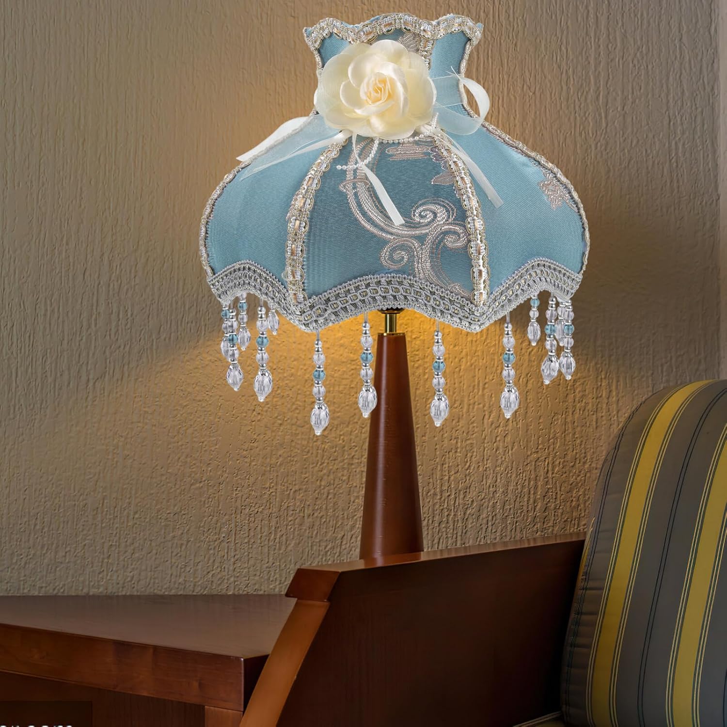 jojofuny European Style Beaded Lamp Shade Vintage Floral -catching Table Lamp Cover Softens Light for Bedroom and to Install Replacement Shade Random Style