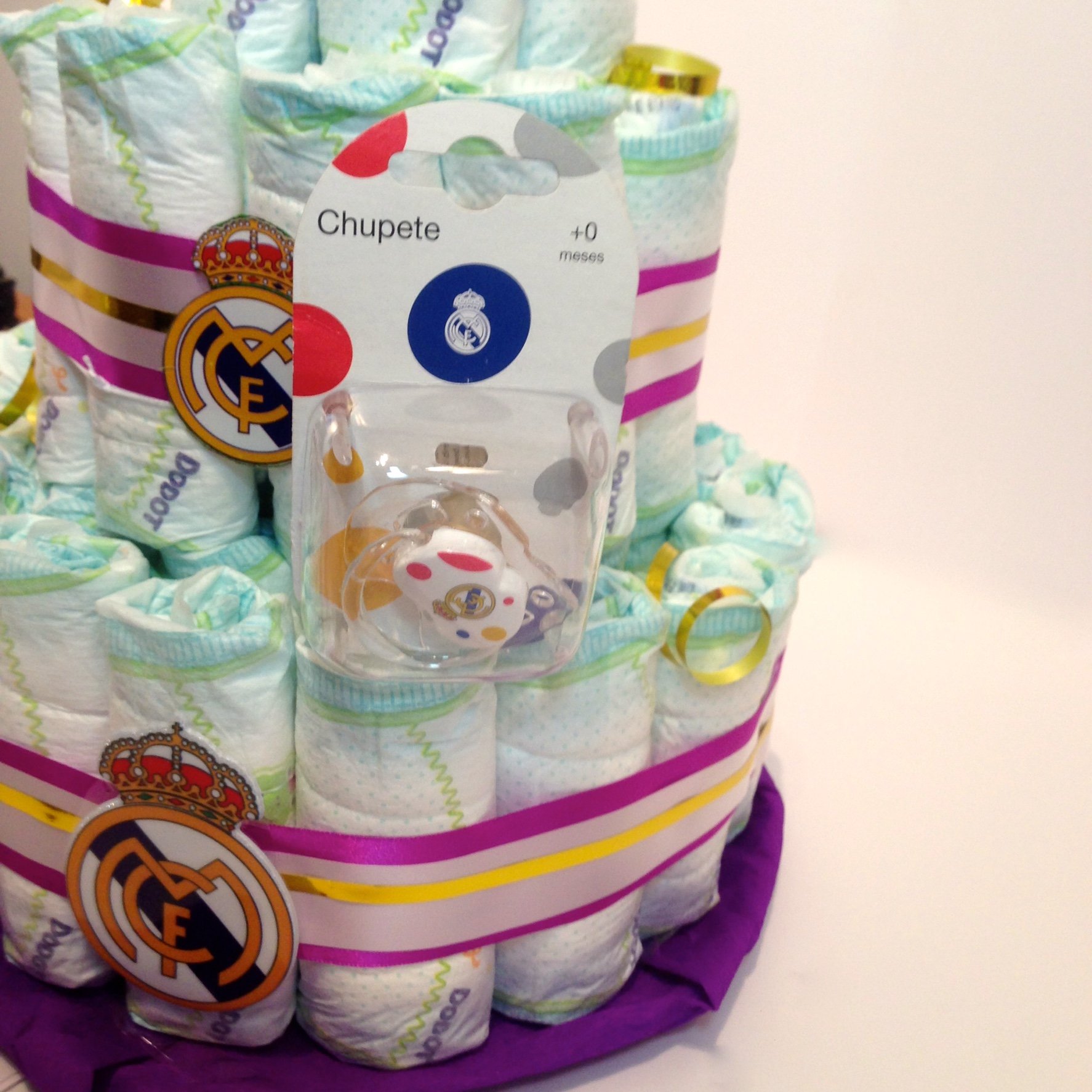 DODOT Real Madrid Windeltorte + Zubehör: 50 Windeln, Schnuller, Fläschchen, Lutscher, Personalisierte Grußkarte, Medium, Neugeboren, Unisex, 1 Stück