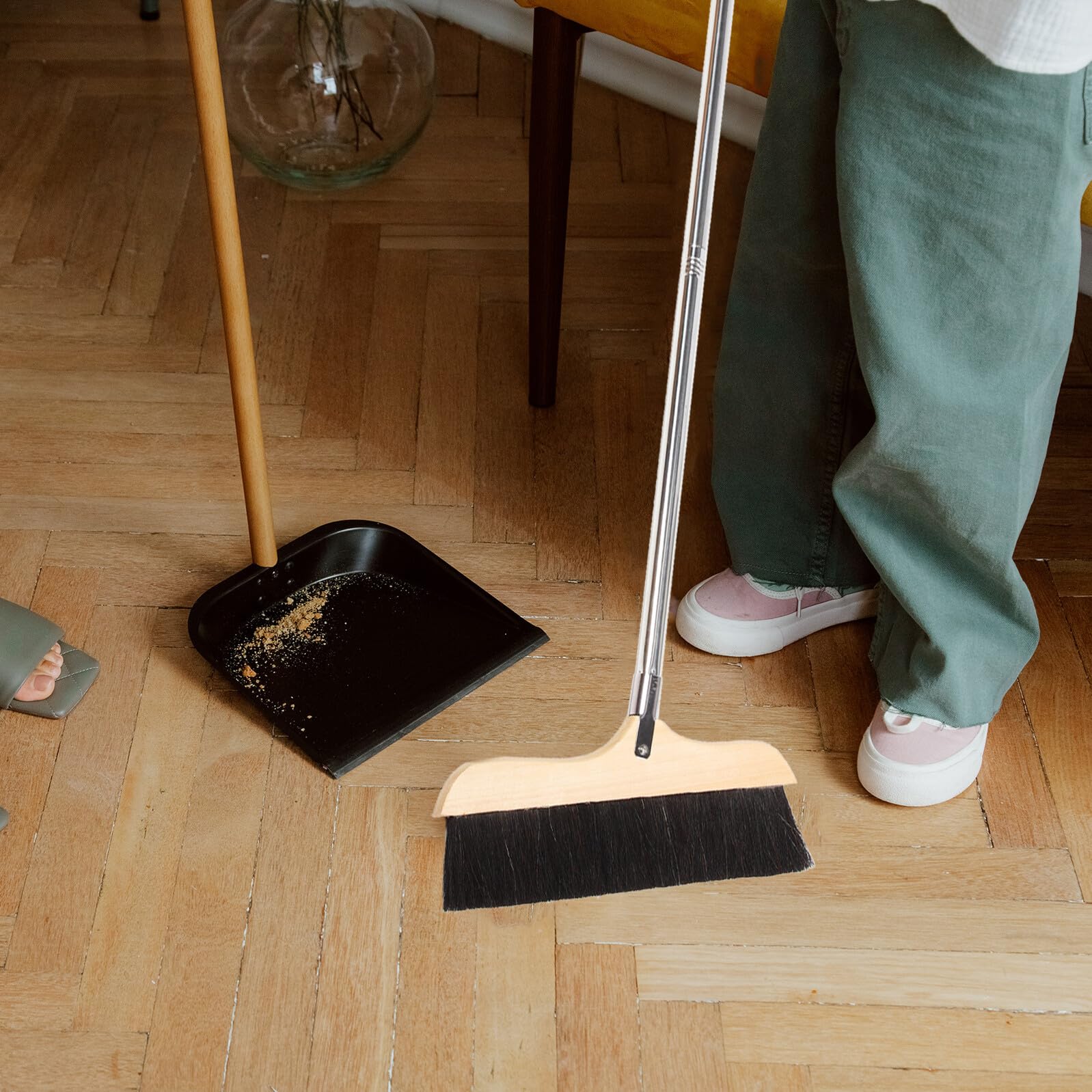 Scopa in Pelo di Cavallo Morbido Manico in Acciaio Inox e Corpo in Legno per Pulizia Delicata di Pavimenti e Superfici Multiple in Casa