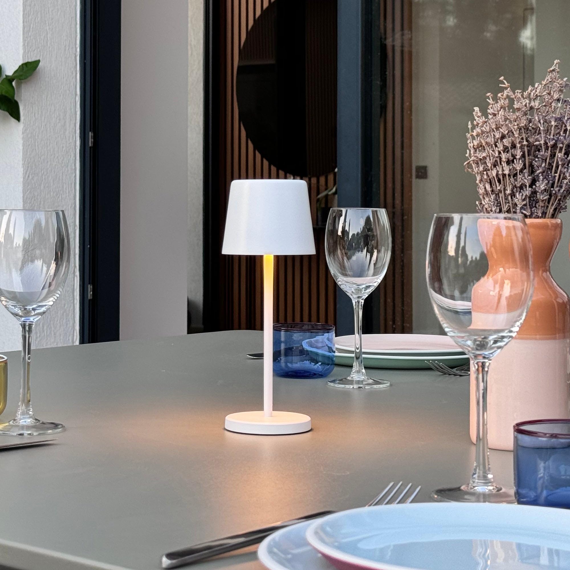 Mini lámpara de mesa táctil inalámbrica de aluminio blanco LED MINI WHITE blanco regulable H22cm