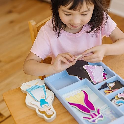 Miniatura 8 de Melissa & Doug Disney Belle - Juego de muñecas magnéticas de madera para disfrazarse (más de 30 piezas)